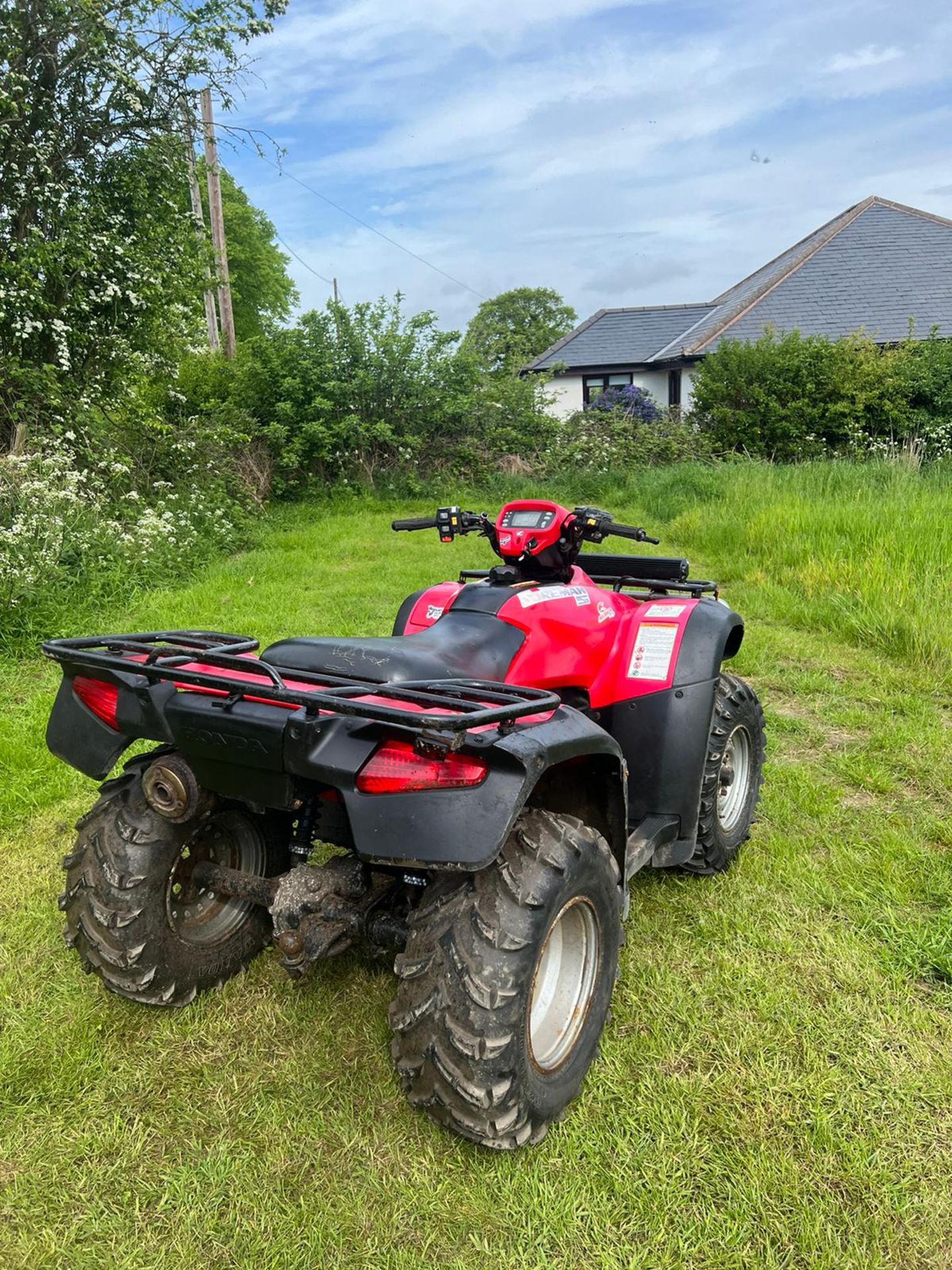 HONDA FORMAN 500 FARM QUAD, SELECTABLE 2 and 4 WHEEL DRIVE, IN GOOD CONDITION "PLUS VAT" - Image 3 of 12