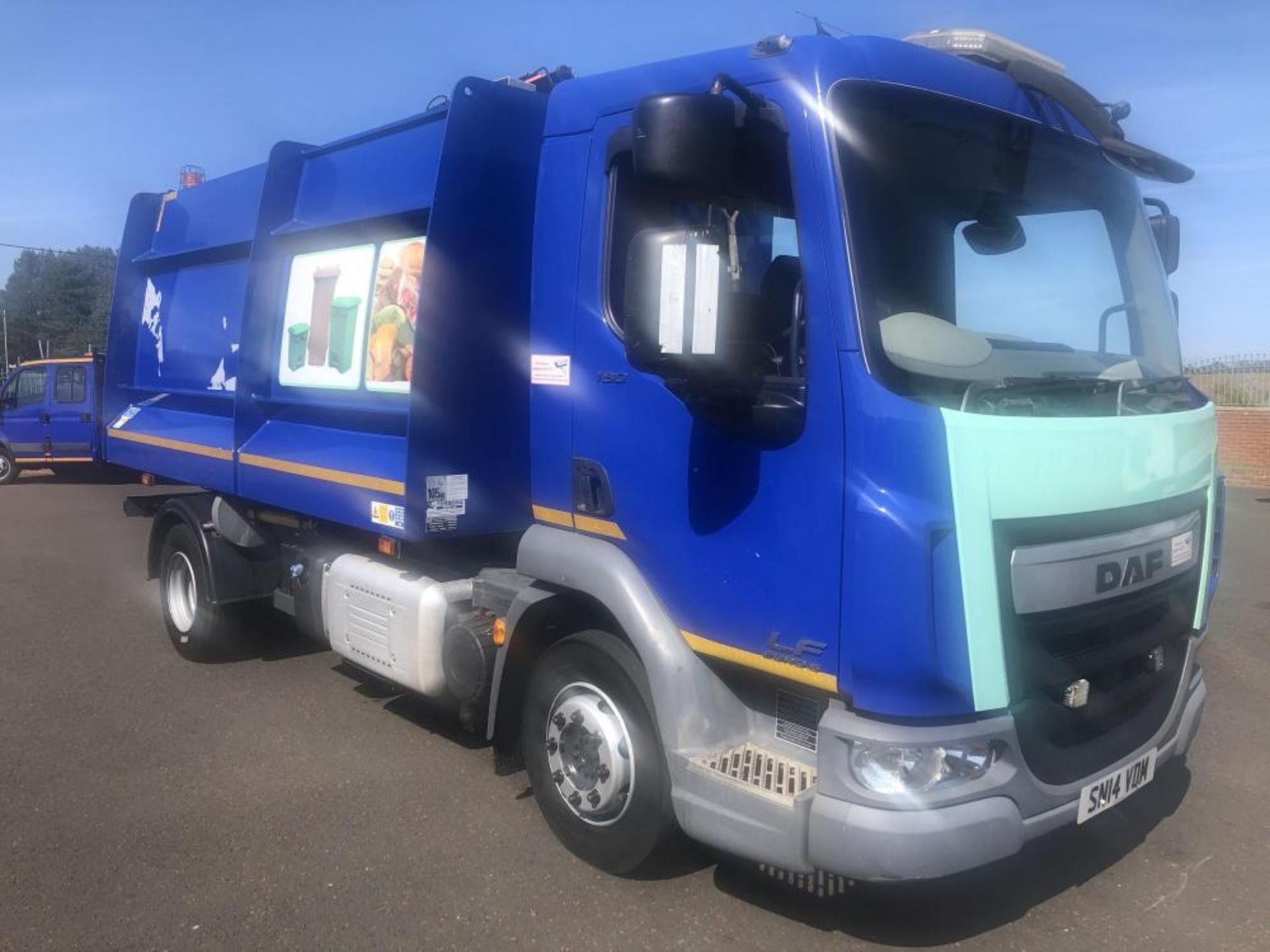 DAF LF 45.180 FA 10T REFUSE TRUCK *PLUS VAT* - Image 2 of 13