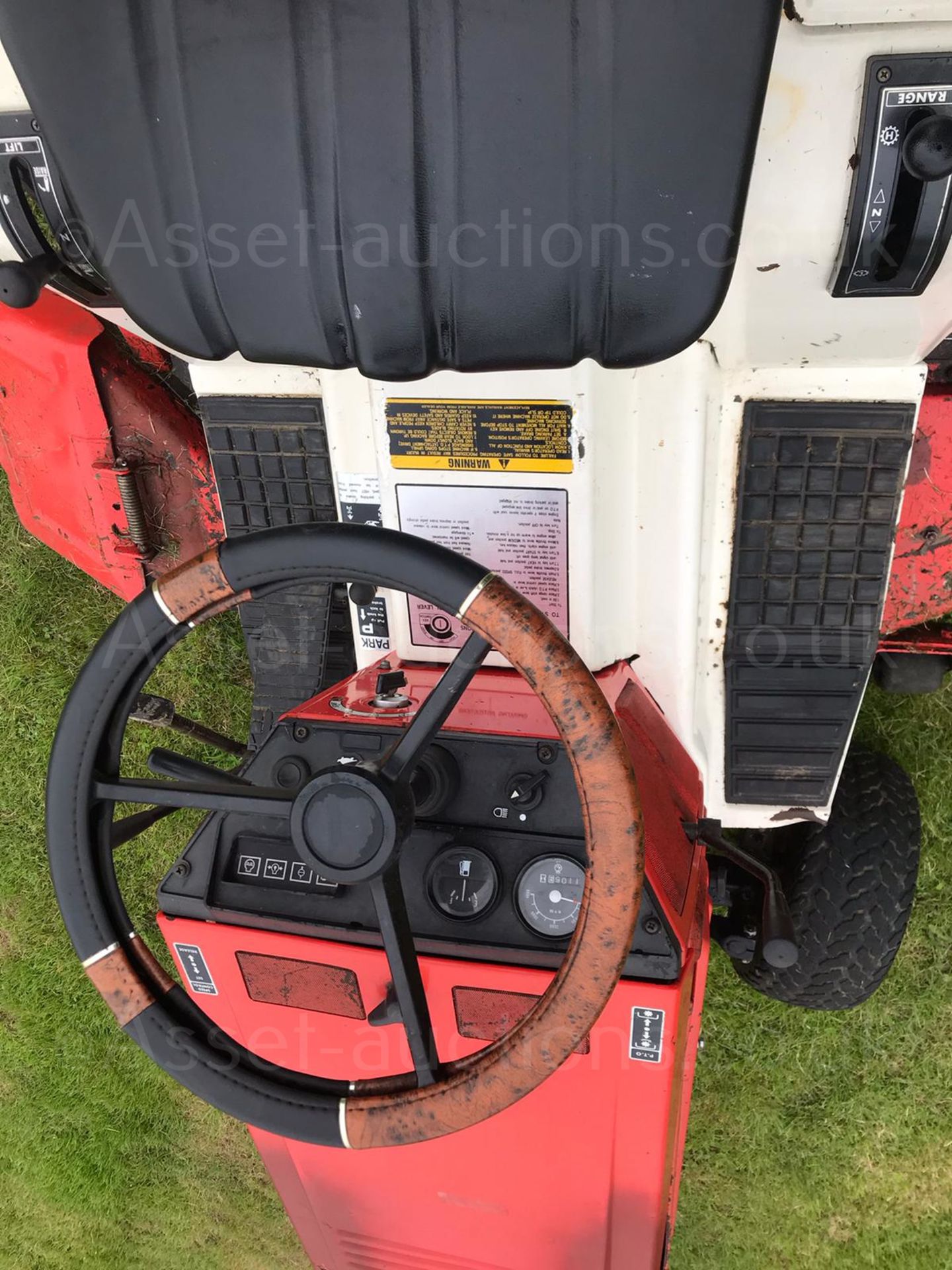 DIESEL SHIBAURA GT16 RIDE ON LAWN MOWER, RUNS, DRIVES AND CUTS, HYDROSTATIC DRIVE, *NO VAT* - Image 5 of 5