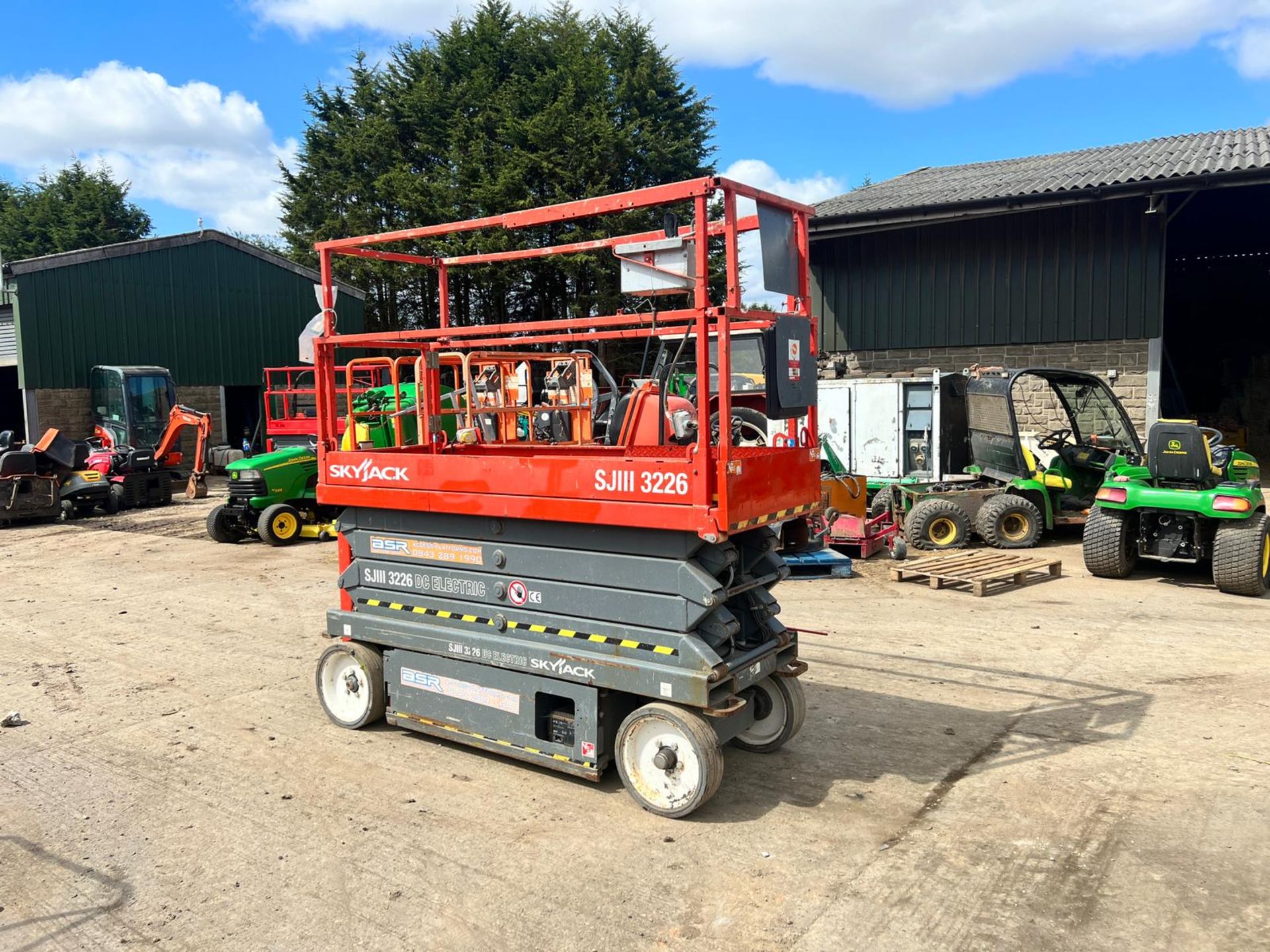 2014 SKYJACK SJ3226 ELECTRIC SCISSOR LIFT, DRIVES AND LIFTS, SHOWING A LOW 171 HOURS *PLUS VAT* - Image 3 of 13