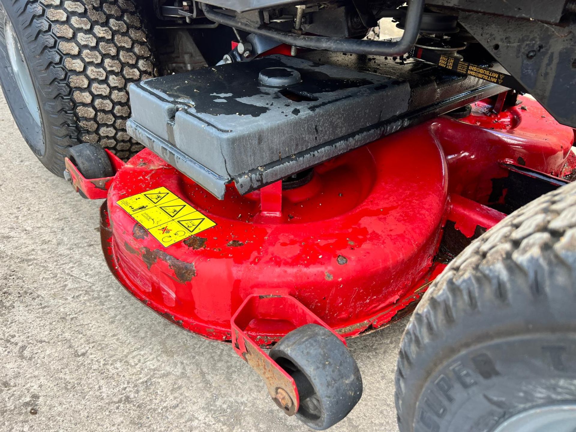 TORO 190-DH RIDE ON MOWER WITH REAR COLLECTOR, RUNS, DRIVES AND CUTS *PLUS VAT* - Image 5 of 13