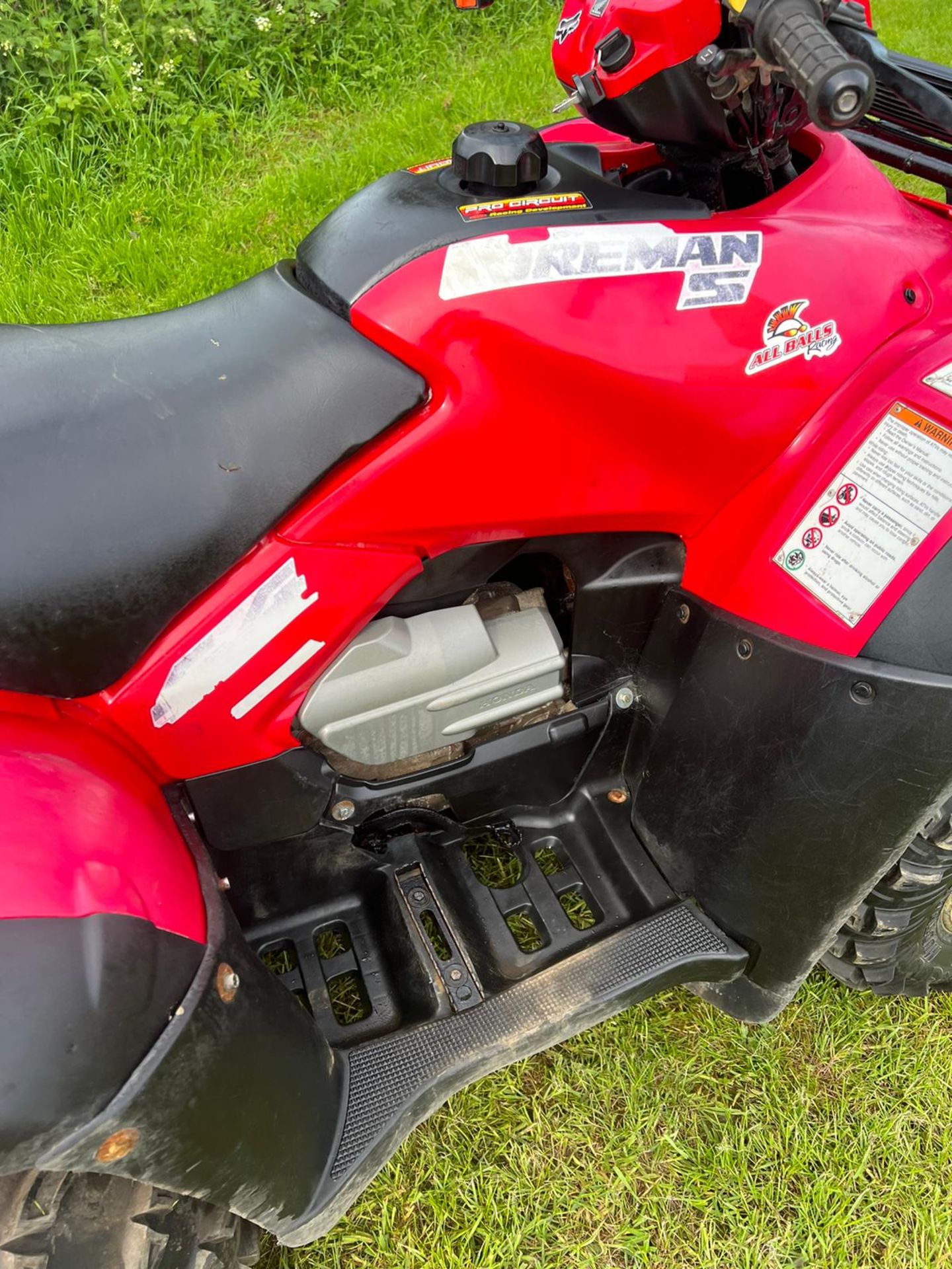 HONDA FORMAN 500 FARM QUAD, SELECTABLE 2 and 4 WHEEL DRIVE, IN GOOD CONDITION "PLUS VAT" - Image 10 of 12