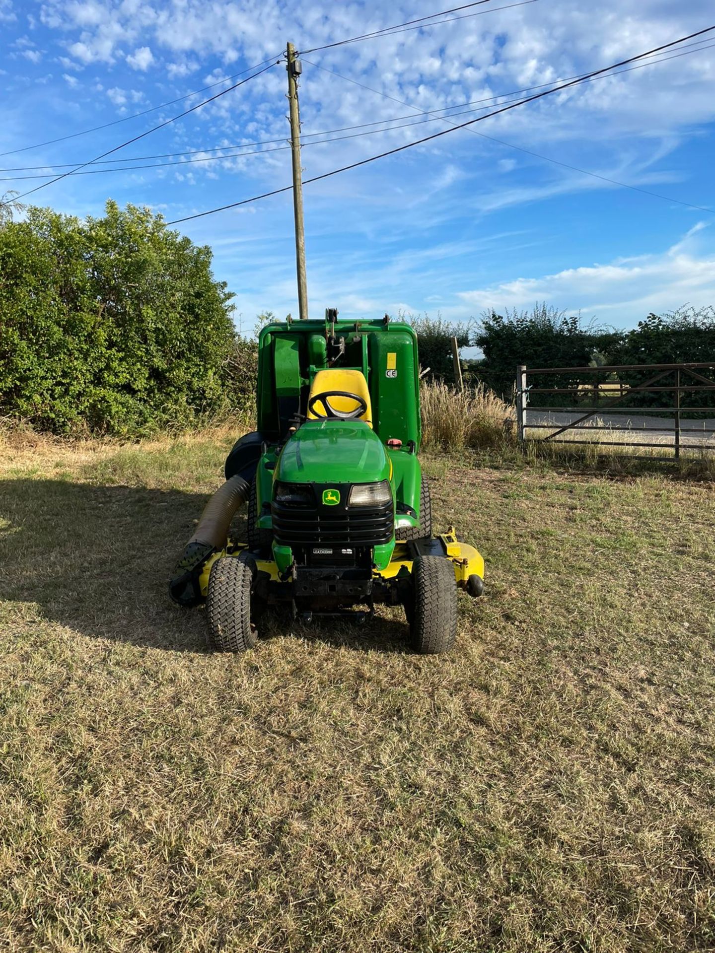 John Deere X595 24HP 4WD Compact Tractor/Ride On Mower with Clamshell Collector *NO VAT* - Image 3 of 13