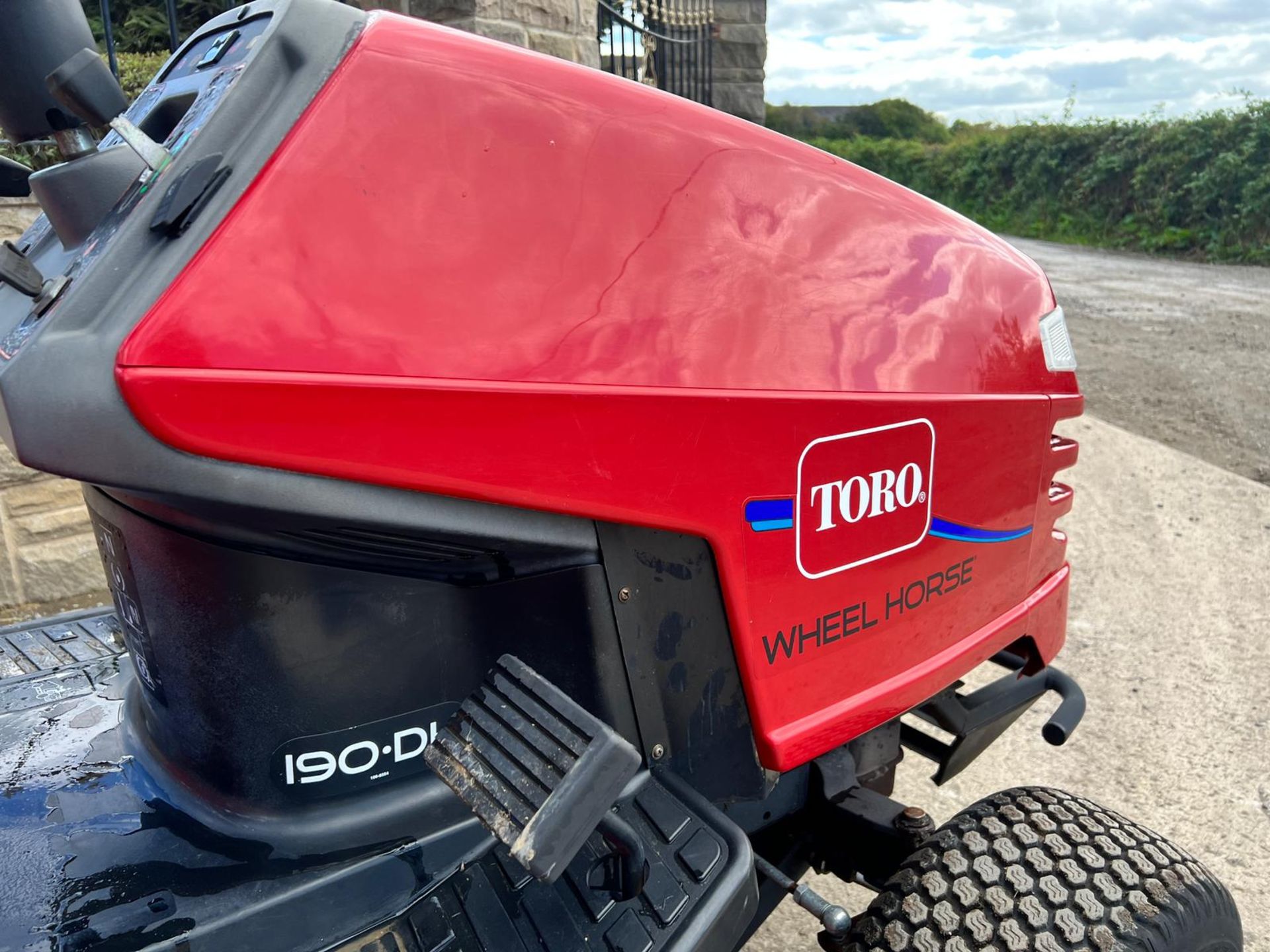 TORO 190-DH RIDE ON MOWER WITH REAR COLLECTOR, RUNS, DRIVES AND CUTS *PLUS VAT* - Image 11 of 13