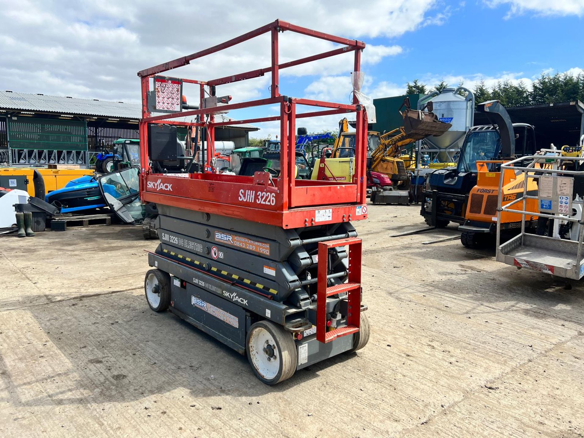 2014 SKYJACK SJ3226 ELECTRIC SCISSOR LIFT, DRIVES AND LIFTS, SHOWING A LOW 171 HOURS *PLUS VAT* - Image 2 of 13