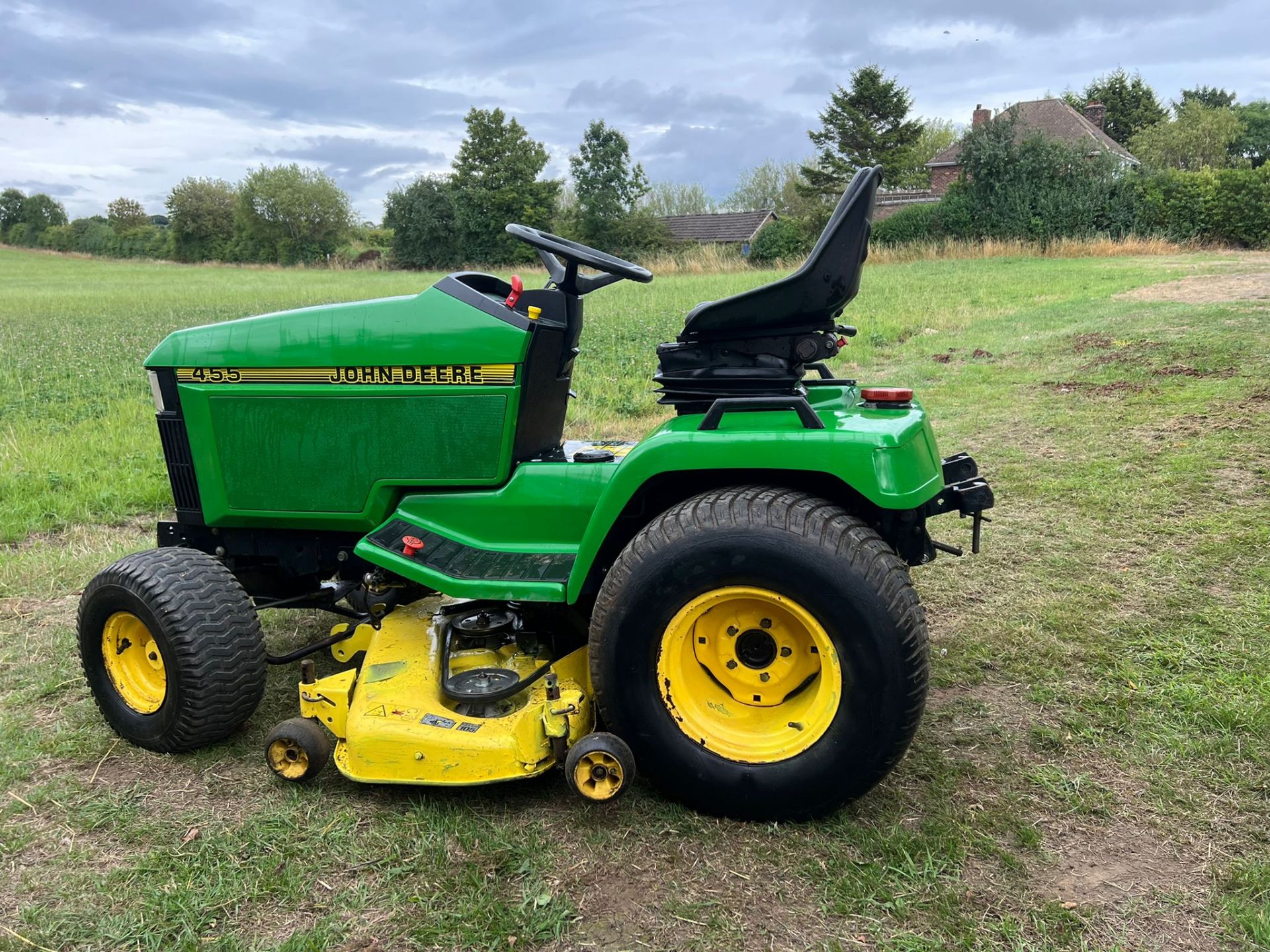 John Deere 455 ride on lawn mower *PLUS VAT* - Image 3 of 9