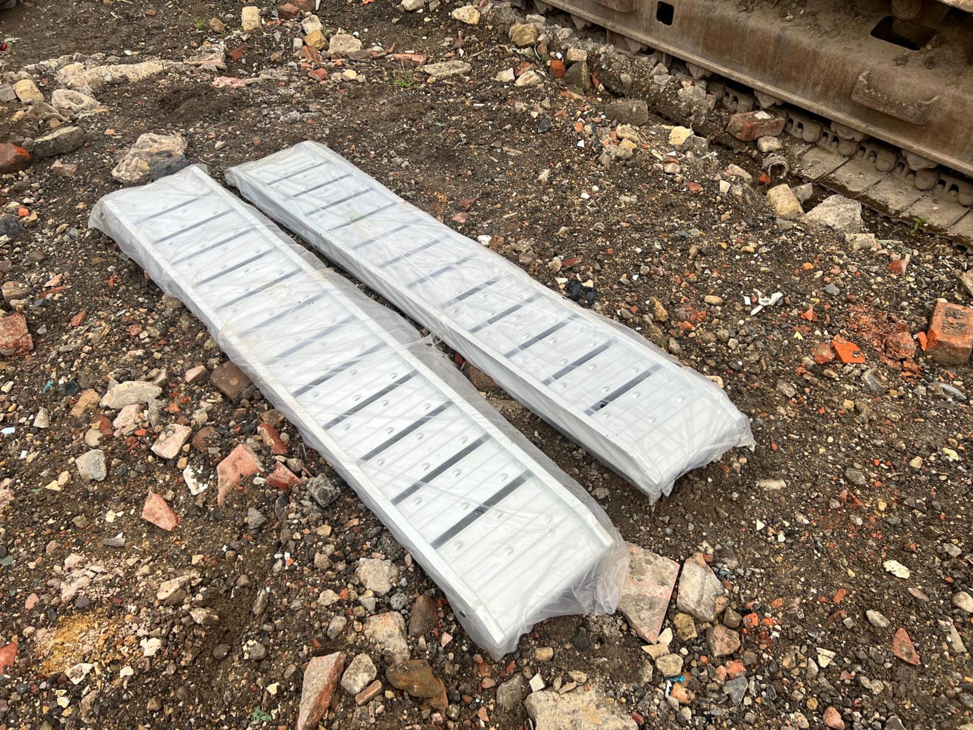 NEW SET OF 6FT LIGHT WEIGHT LOADING RAMPS, BELIEVED TO TAKE APPROX 5 TON *PLUS VAT* - Image 2 of 4