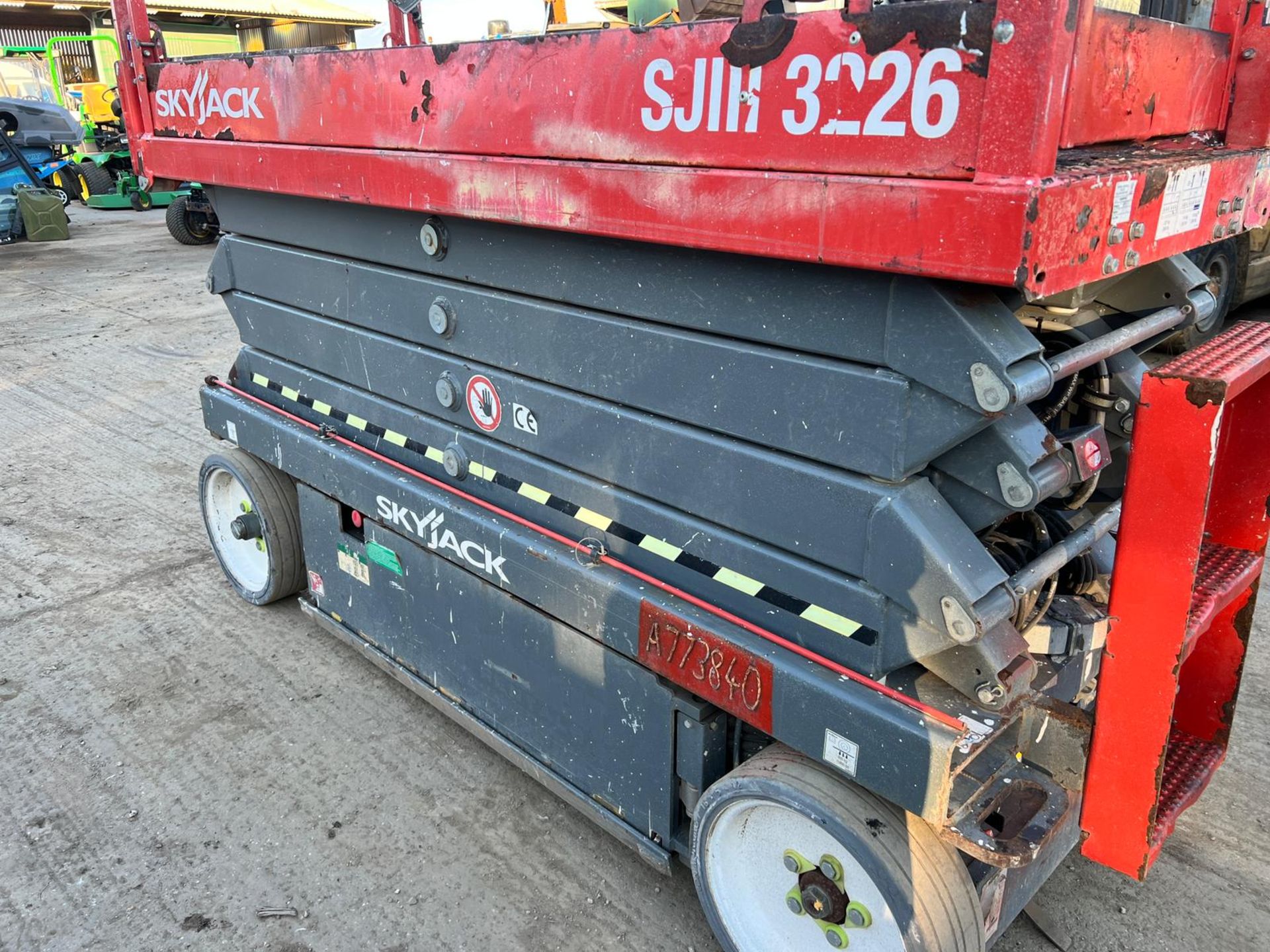 2015 Skyjack SJ3226 Electric Scissor Lift Drives And Lifts *PLUS VAT* - Image 7 of 13