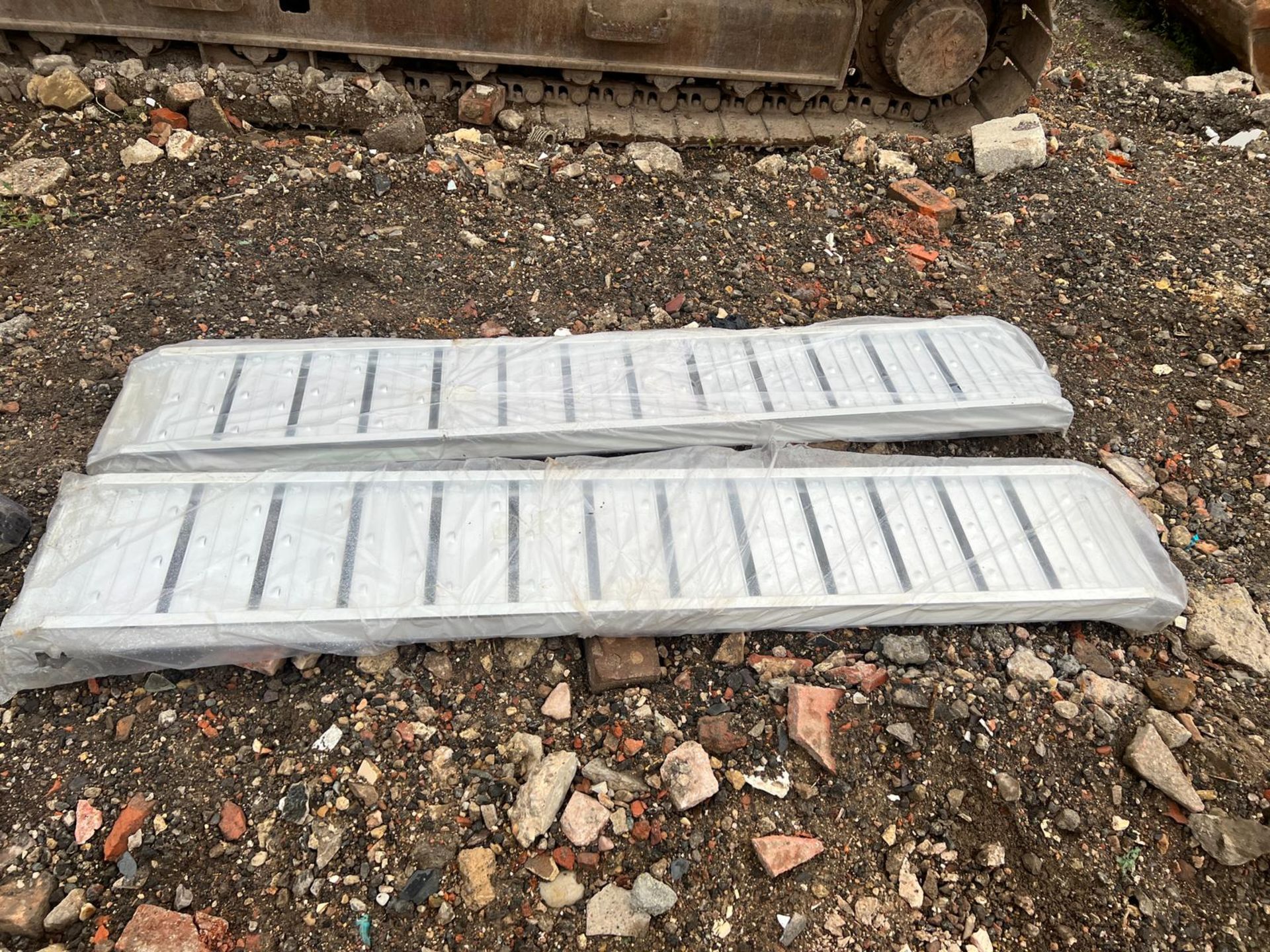 NEW SET OF 6FT LIGHT WEIGHT LOADING RAMPS, BELIEVED TO TAKE APPROX 5 TON *PLUS VAT* - Image 3 of 4
