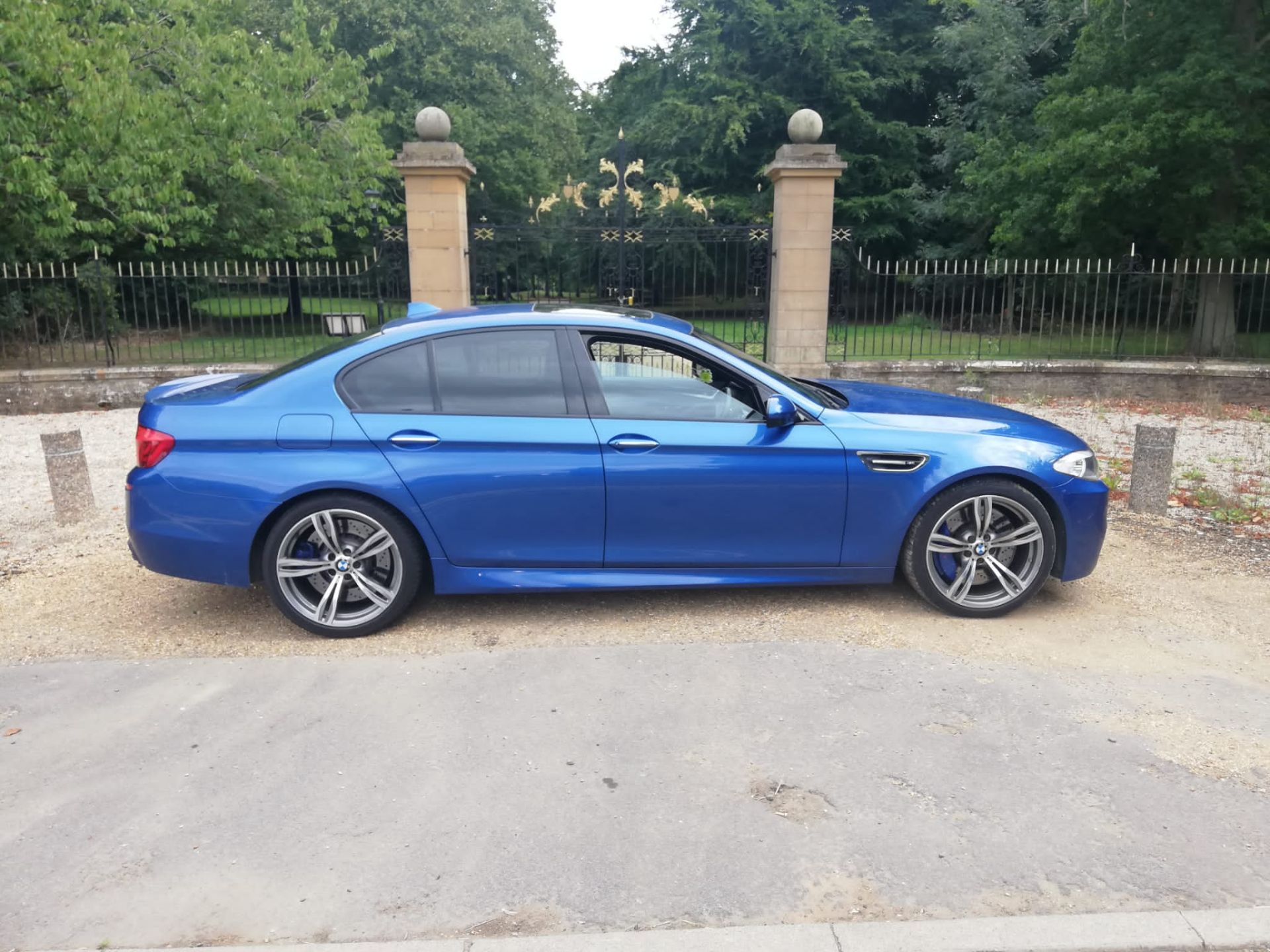 2012 BMW M5 AUTO BLUE SALOON - 58K MILES - SUN ROOF - BLACK LEATHER *NO VAT* - Image 6 of 9