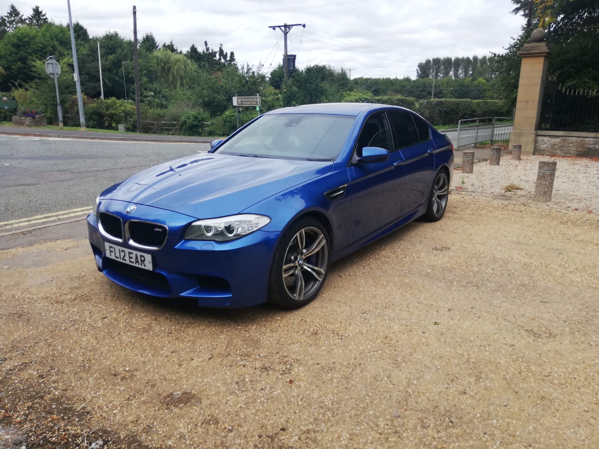 2012 BMW M5 AUTO BLUE SALOON - 58K MILES - SUN ROOF - BLACK LEATHER *NO VAT* - Image 2 of 9