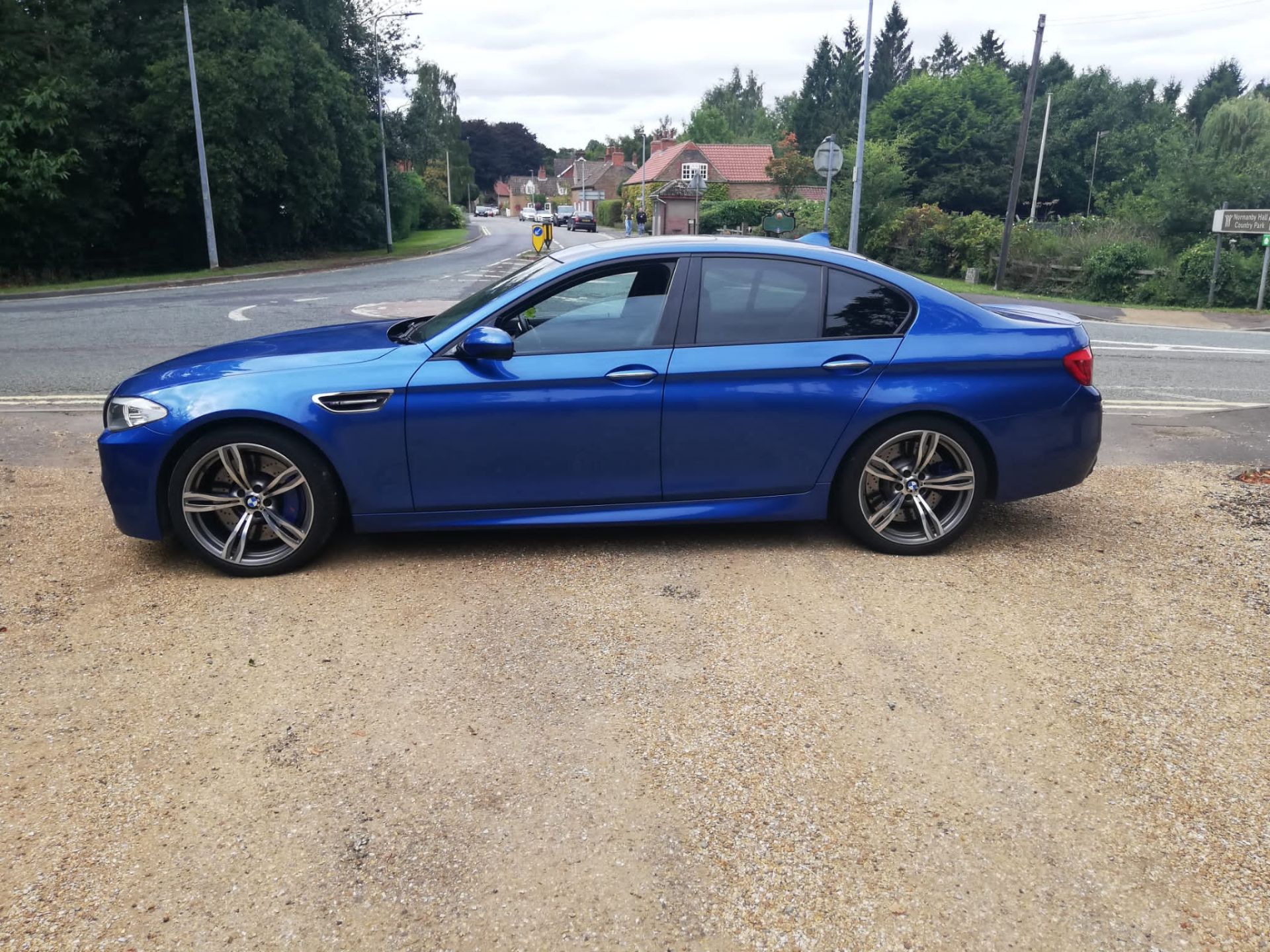 2012 BMW M5 AUTO BLUE SALOON - 58K MILES - SUN ROOF - BLACK LEATHER *NO VAT* - Image 3 of 9