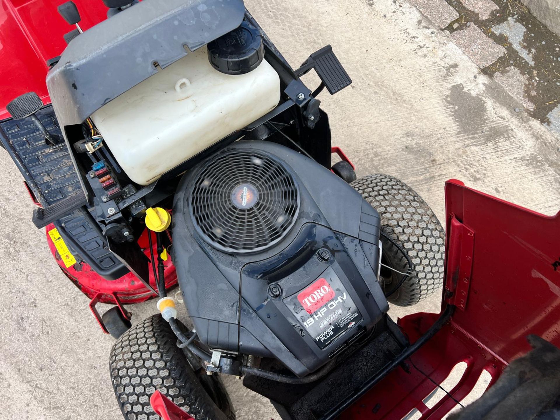 TORO 190-DH RIDE ON MOWER WITH REAR COLLECTOR, RUNS, DRIVES AND CUTS *PLUS VAT* - Image 10 of 13