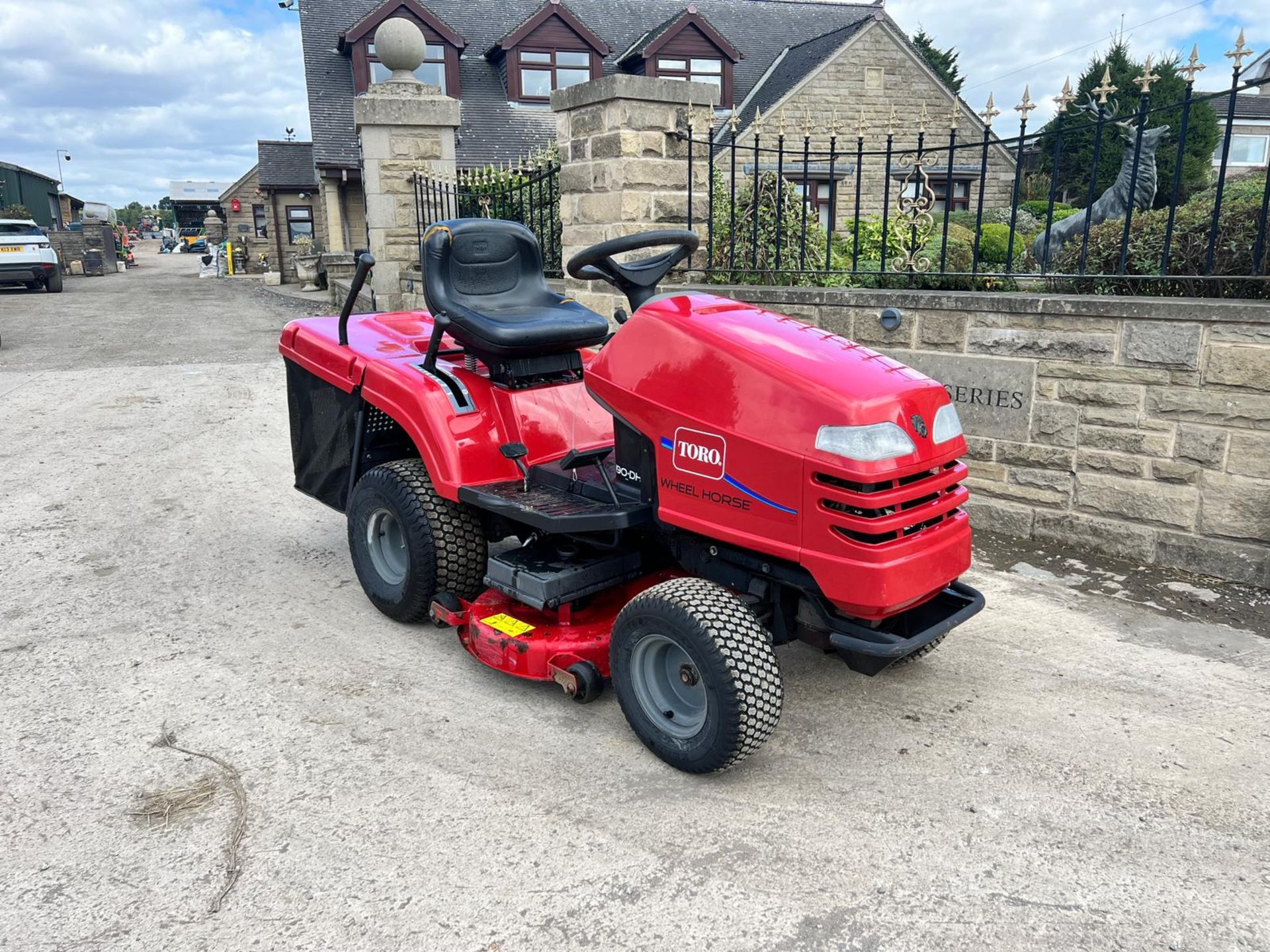 TORO 190-DH RIDE ON MOWER WITH REAR COLLECTOR, RUNS, DRIVES AND CUTS *PLUS VAT*