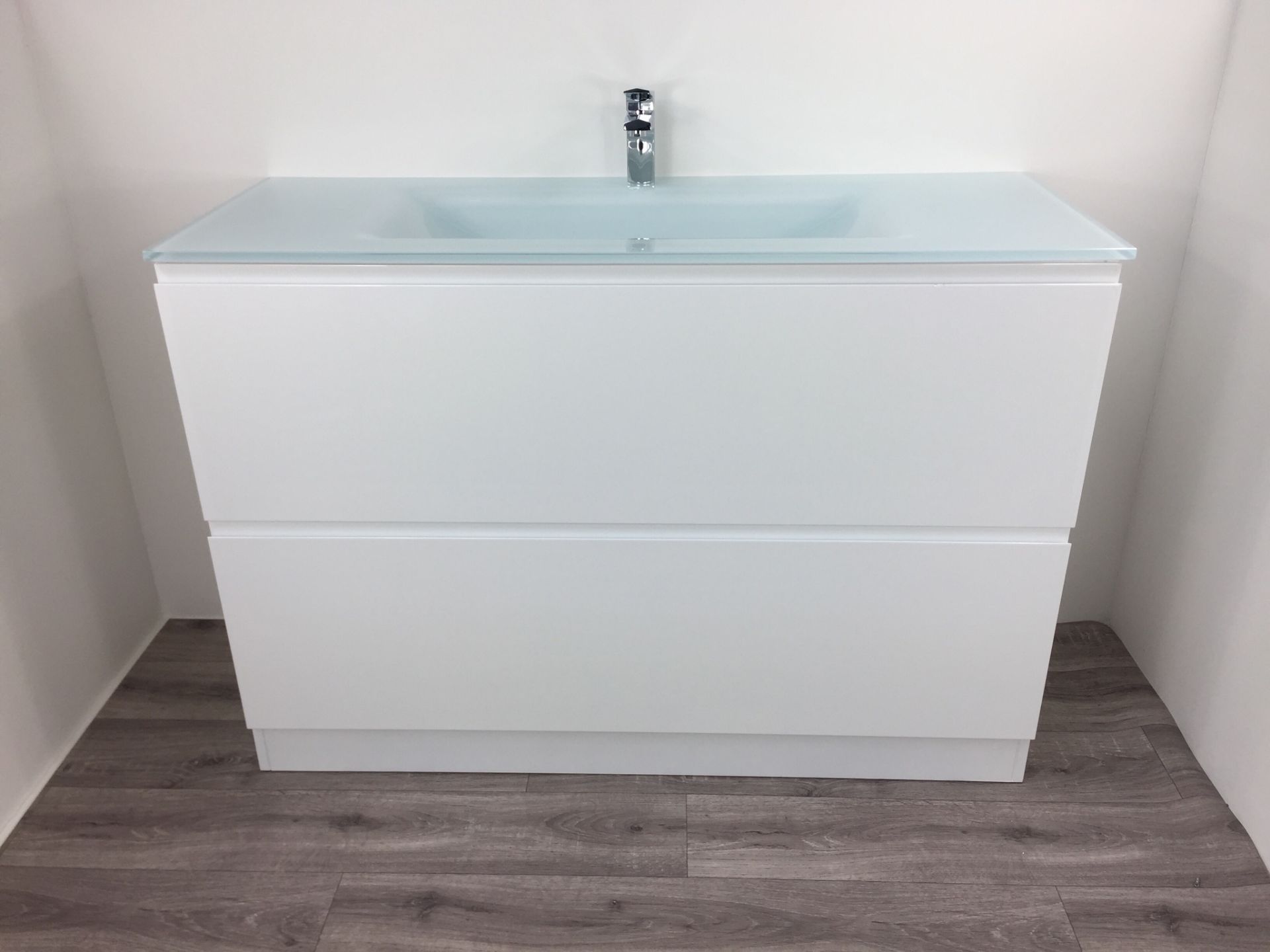 BRAND NEW Excellent Quality Designer Vanity Unit in White RRP £399 *NO VAT*