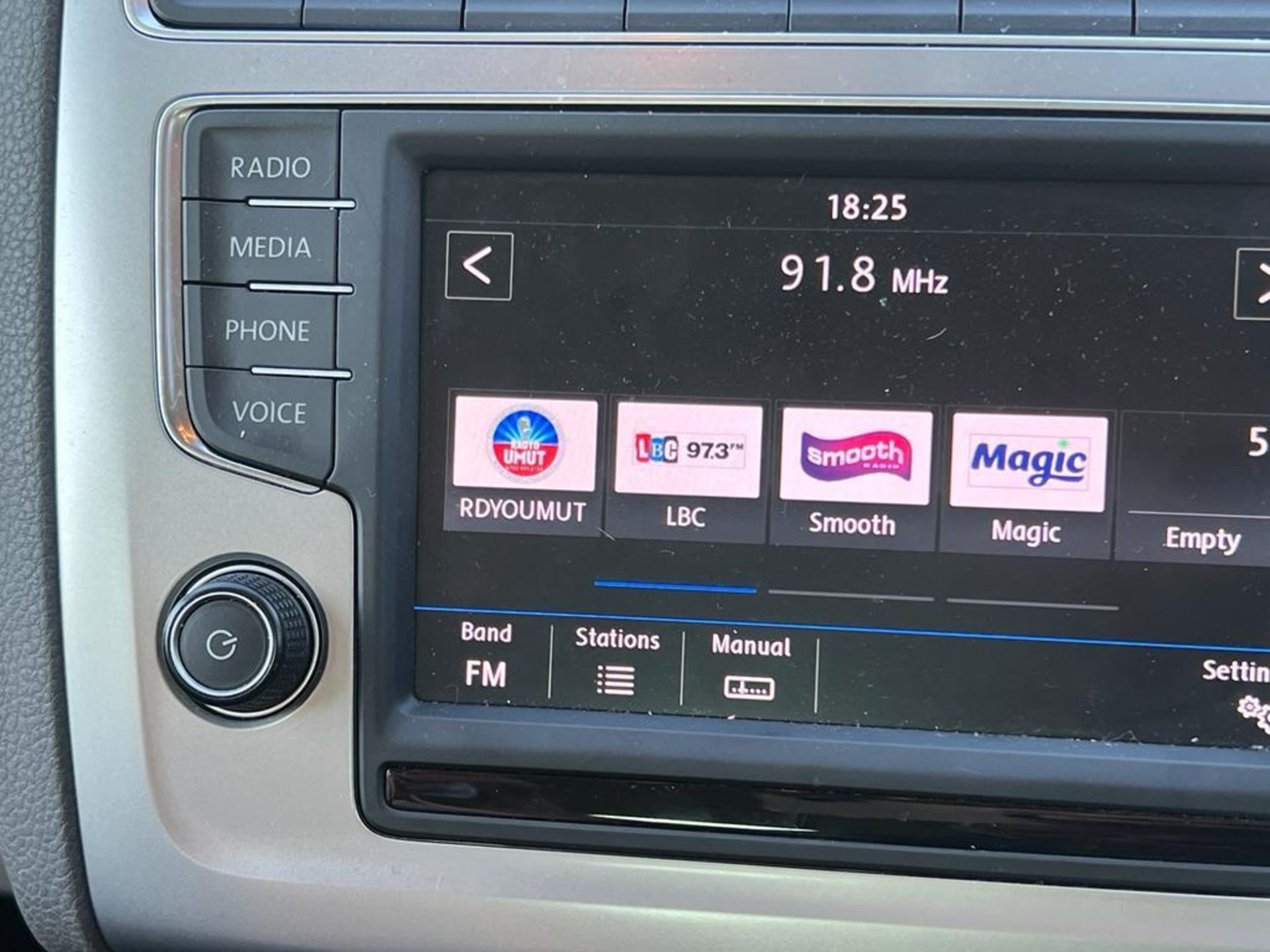 2018/67 VOLKSWAGEN POLO BEATS BLACK HATCHBACK WITH BEATS AUDIO SYSTEM - WITH FSH *NO VAT* - Image 17 of 26