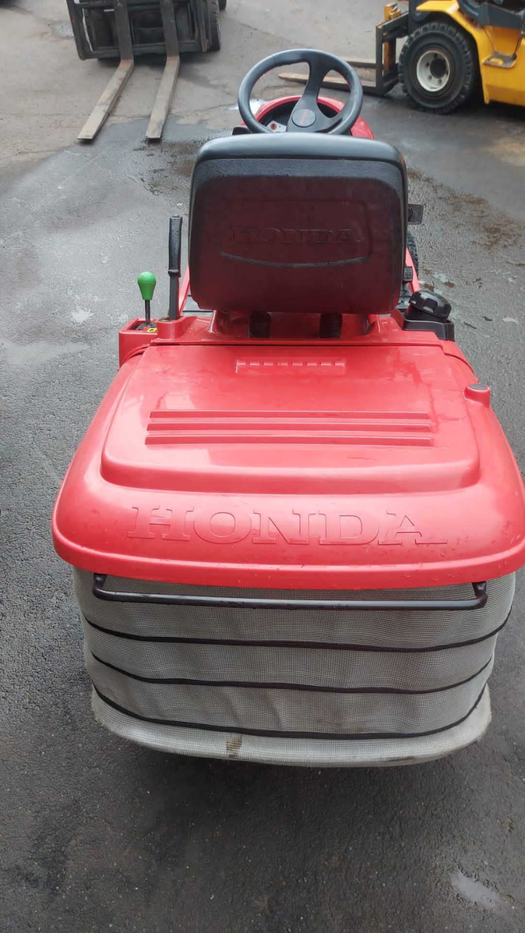 HONDA HF 2622 RIDE ON LAWN MOWER, WITH BOTH REAR DISCHARGE AND MULCHING BY MOVING LEVER *PLUS VAT* - Image 7 of 8