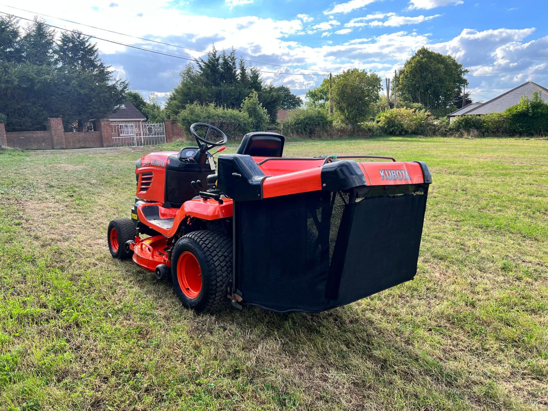 Kubota G23 Diesel Ride On Mower, Runs Drives And Cuts, Showing A Low 836 Hours! *PLUS VAT* - Image 4 of 17