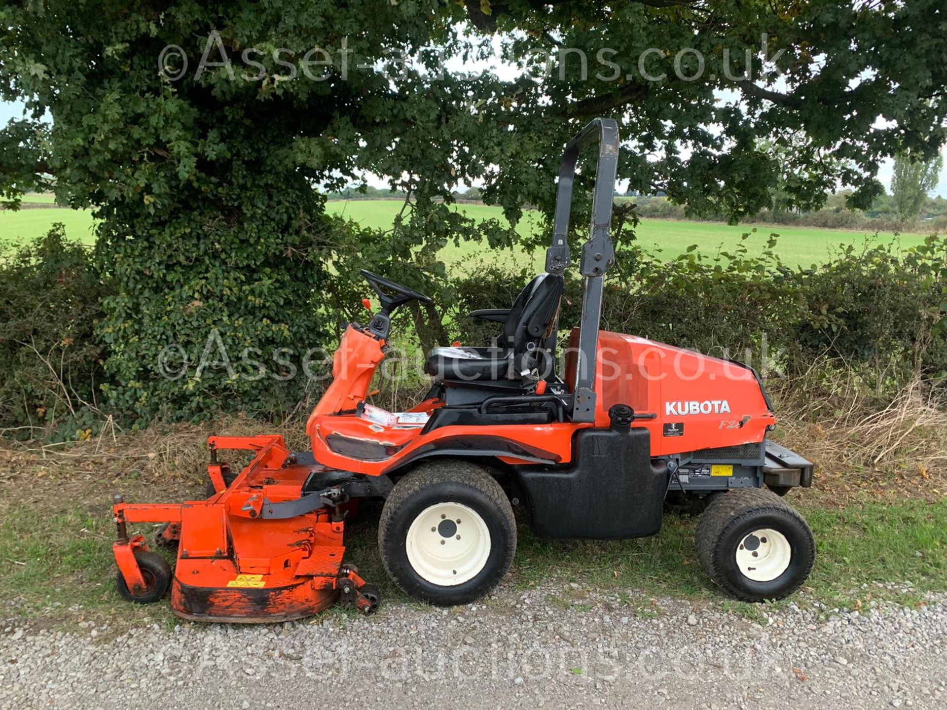 KUBOTA F2880 DIESEL RIDE ON MOWER, RUNS DRIVES AND CUTS, SHOWING A LOW 2640 HOURS *PLUS VAT* - Image 4 of 10