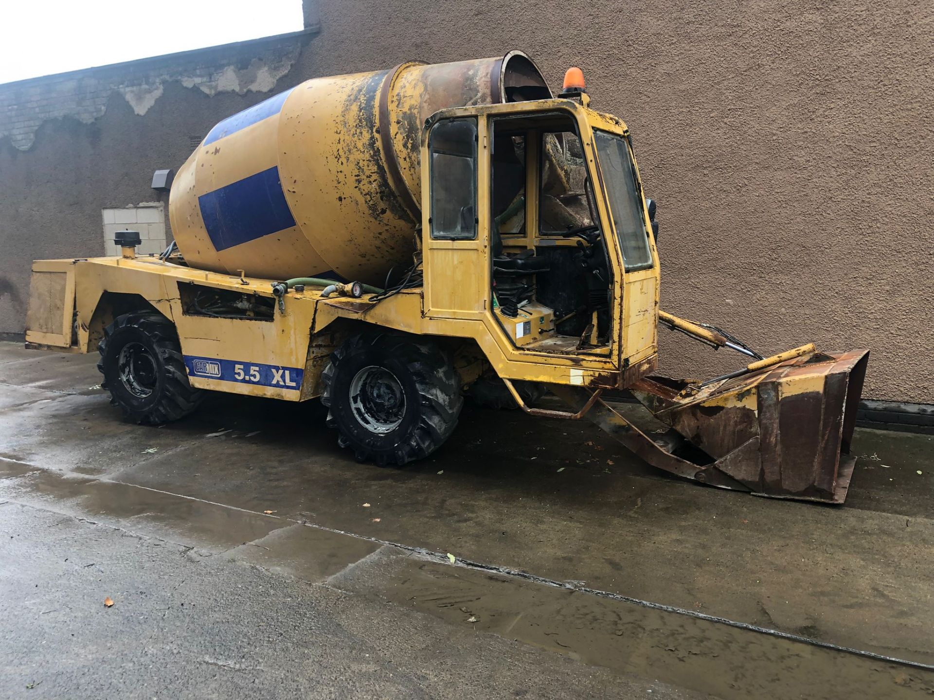 CARMIX 5.5 XL self loading cement mixer Year 2012. C/w Diesel Perkins engine *PLUS VAT* - Image 2 of 10