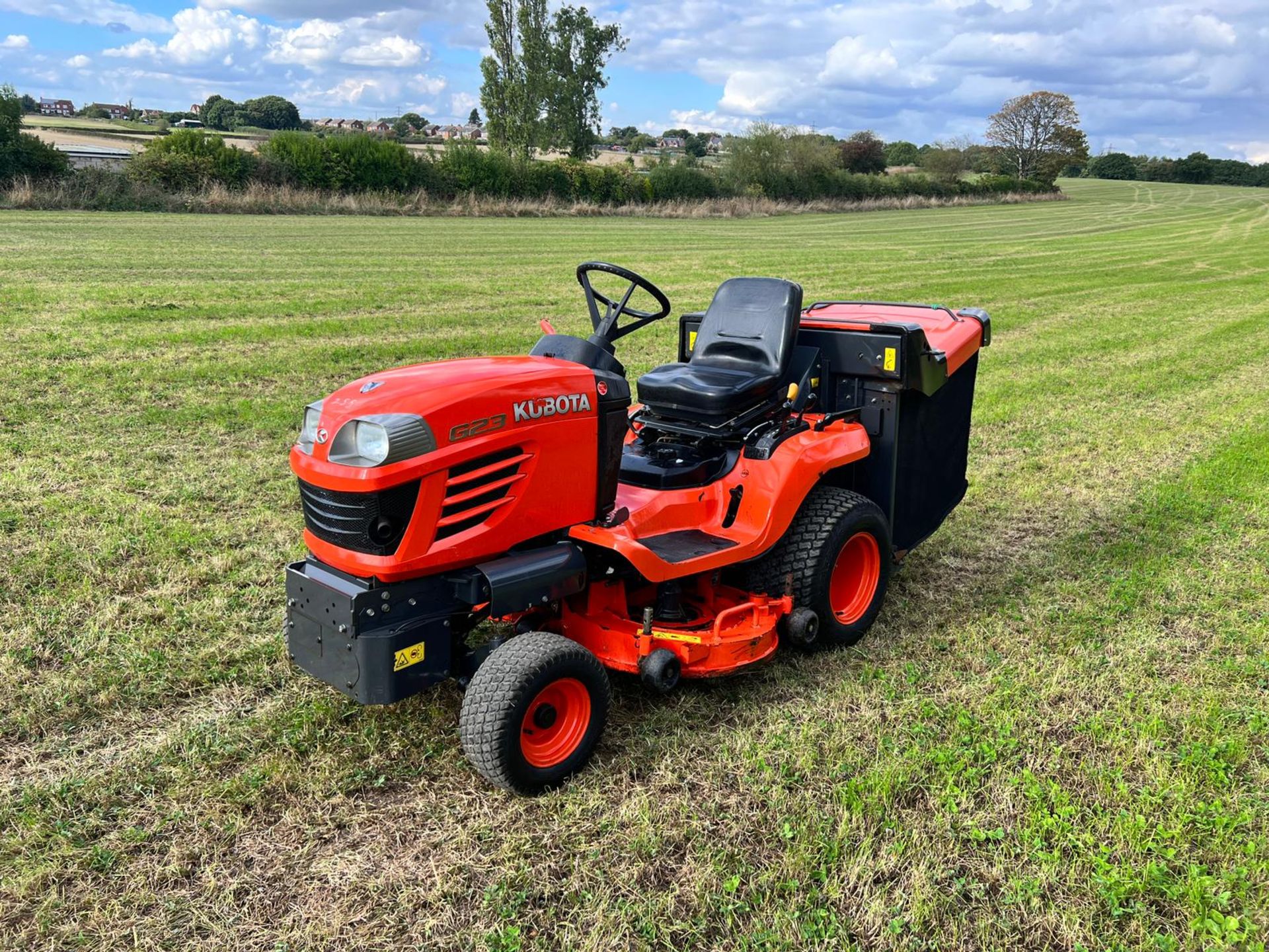 Kubota G23 Diesel Ride On Mower, Runs Drives And Cuts, Showing A Low 836 Hours! *PLUS VAT* - Image 2 of 17