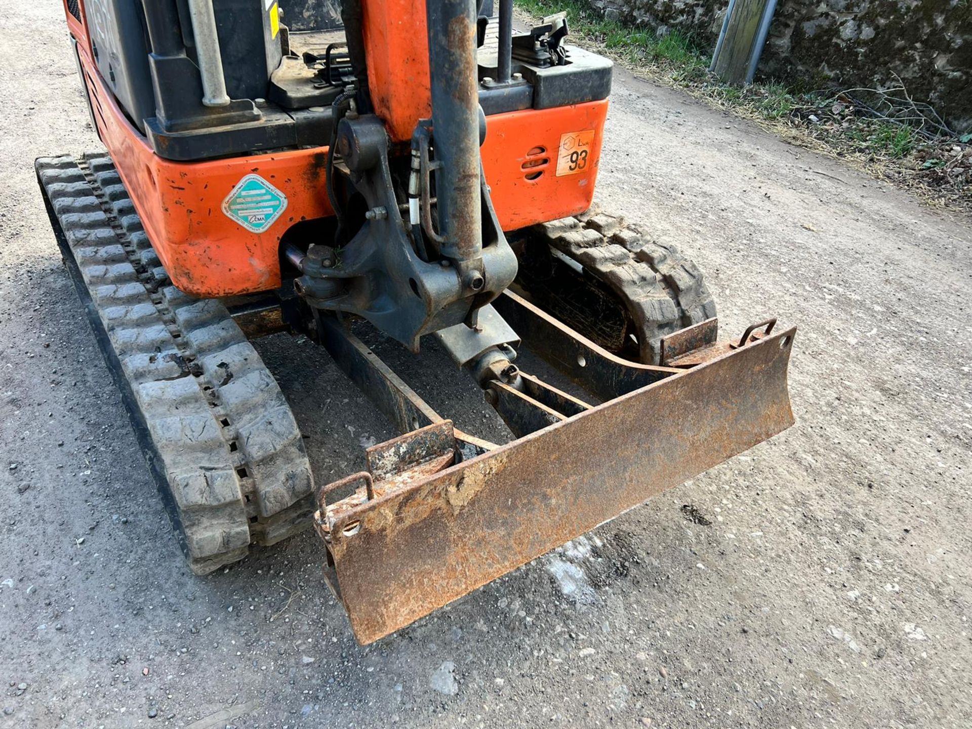 2017 HITACHI ZAXIS 19U 1.9 TON MINI DIGGER, RUNS DRIVES LIFTS, SHOWING A LOW 1609 HOURS - Image 13 of 20