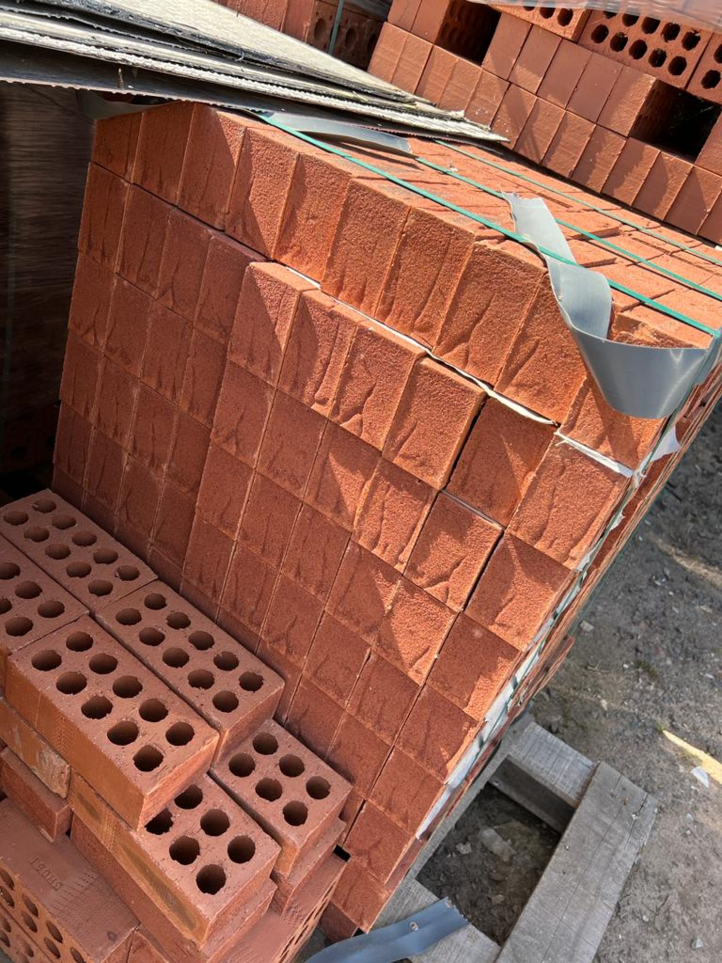 TUSCAN RED MULTI BRICKS, SOLD PER PALLET, 70 AVAILABLE *NO VAT* - Image 2 of 4