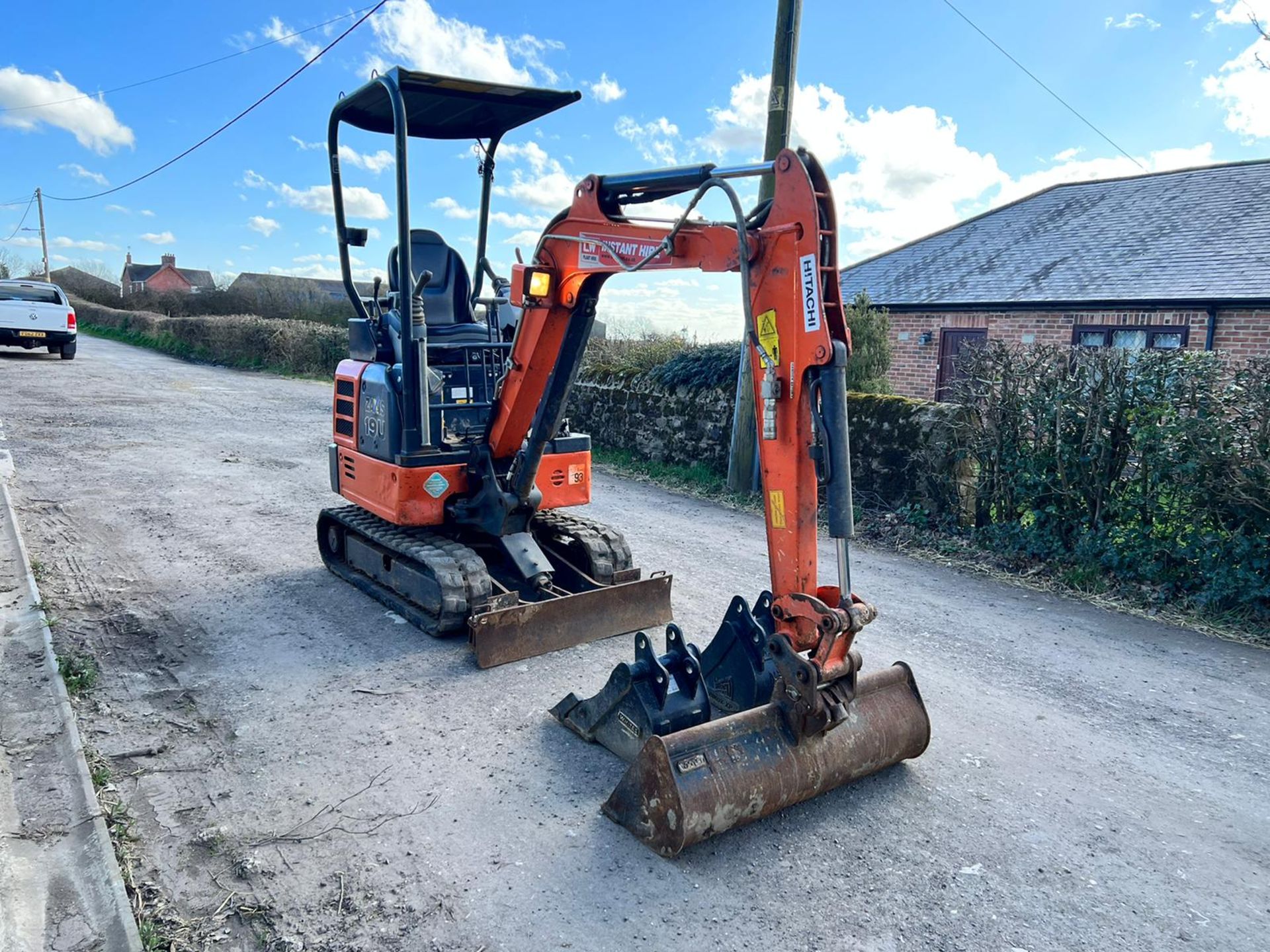 2017 HITACHI ZAXIS 19U 1.9 TON MINI DIGGER, RUNS DRIVES LIFTS, SHOWING A LOW 1609 HOURS