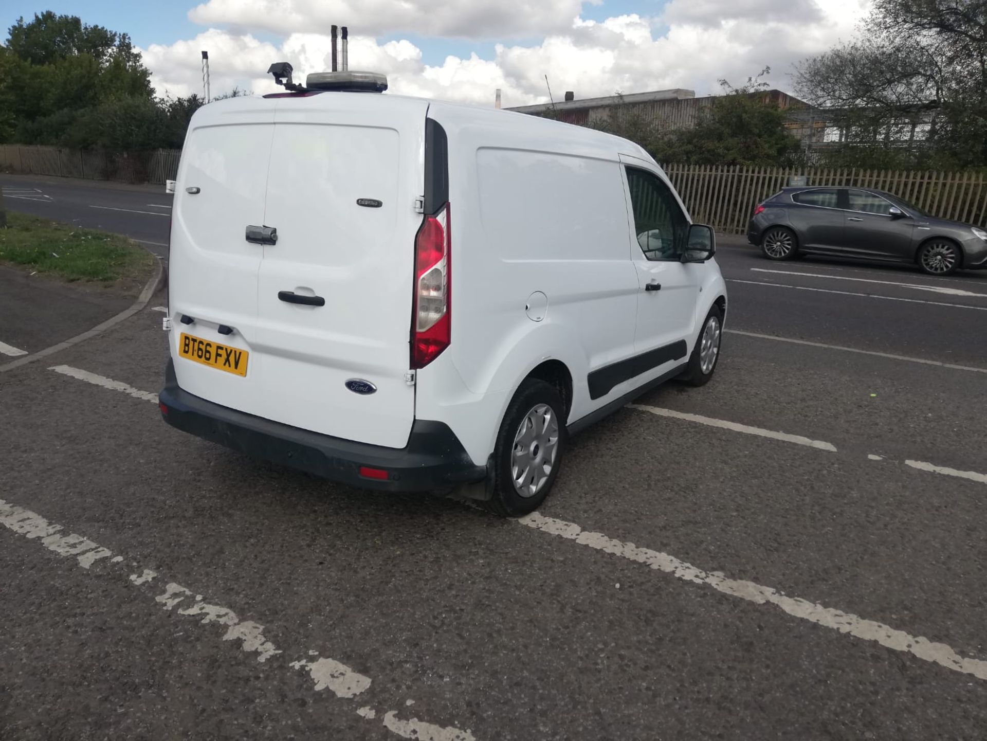 2016/66 FORD TRANSIT CONNECT 200 ECONETIC WHITE PANEL VAN - 124K MILES - EURO 6 - AIR CON *PLUS VAT* - Image 7 of 10