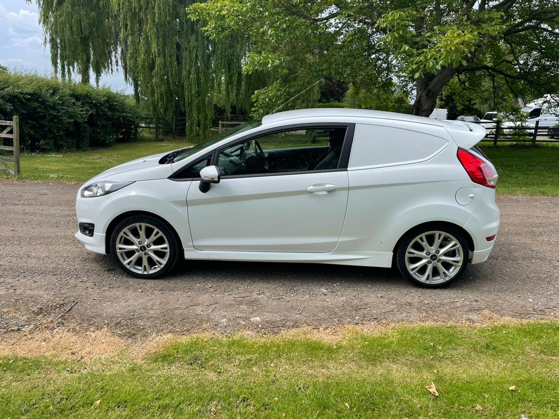 FORD FIESTA BASE TDCI WHITE CAR DERIVED VAN *PLUS VAT* - Image 4 of 13