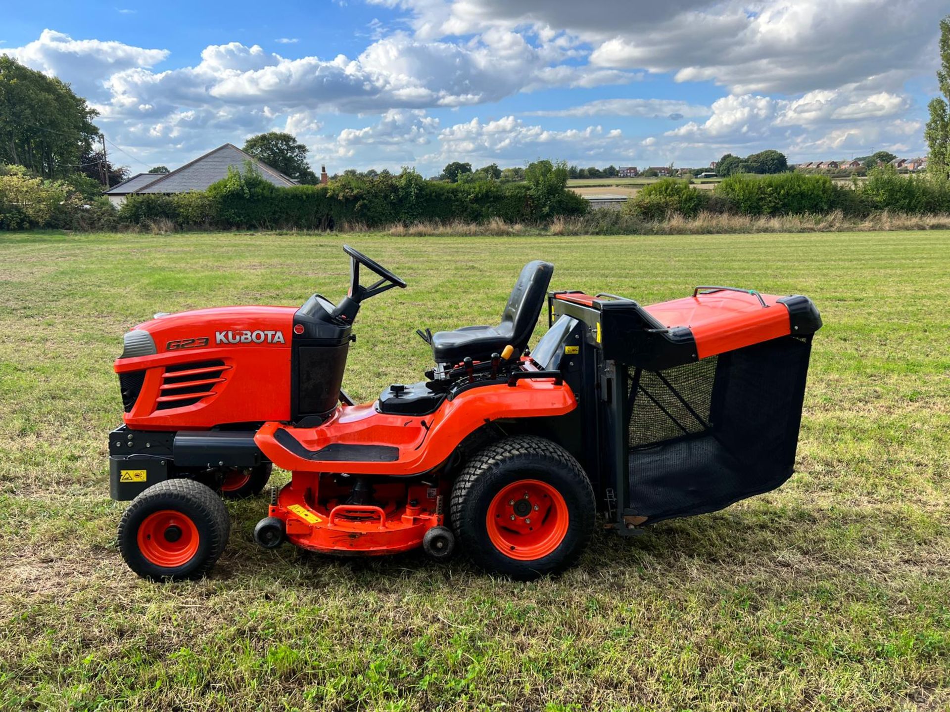 Kubota G23 Diesel Ride On Mower, Runs Drives And Cuts, Showing A Low 836 Hours! *PLUS VAT* - Image 3 of 17