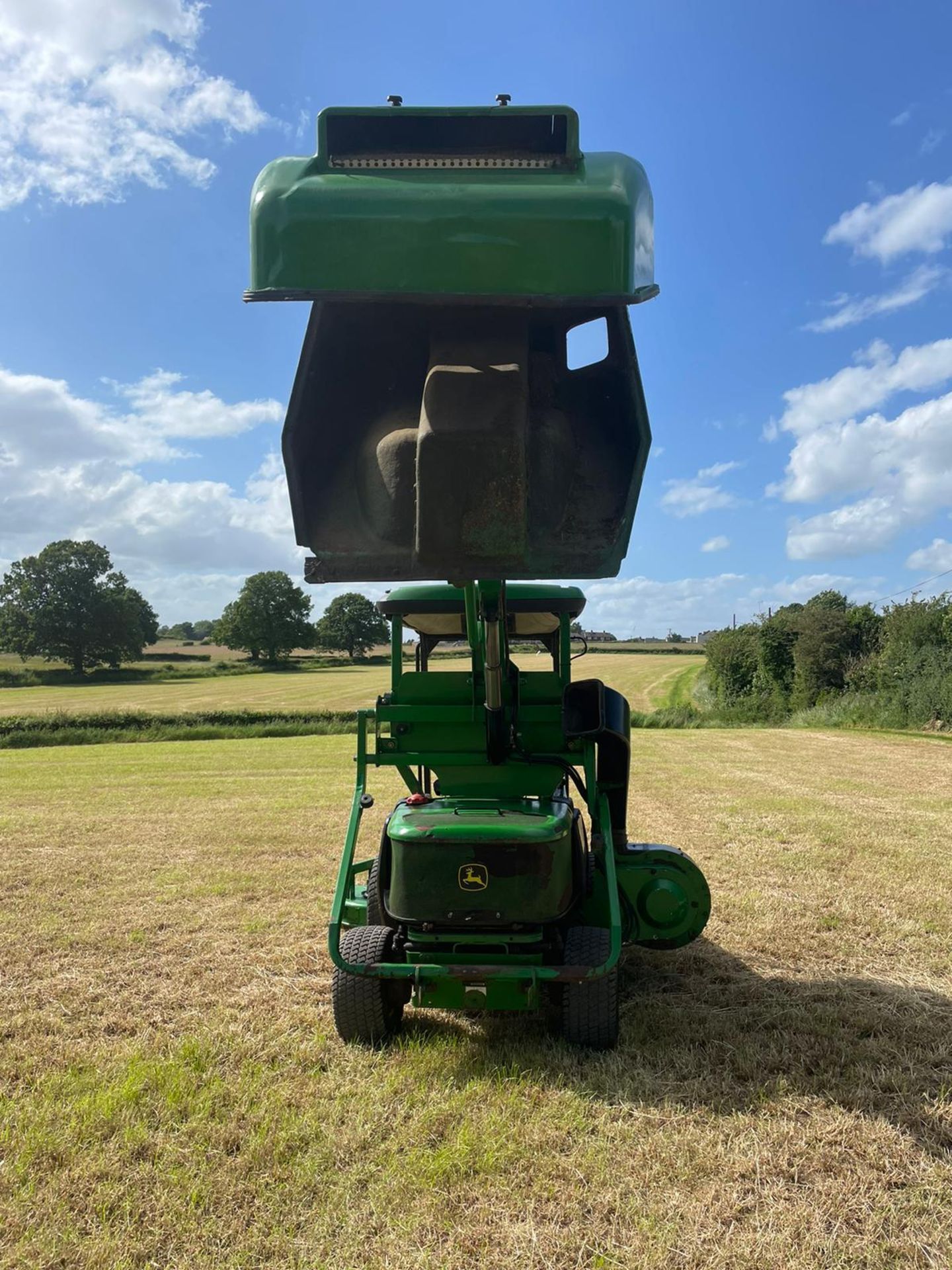 JOHN DEERE 1565 SERIES 2 RIDE ON LAWN MOWER WITH CLAMSHELL COLLECTOR *NO VAT* - Image 10 of 12