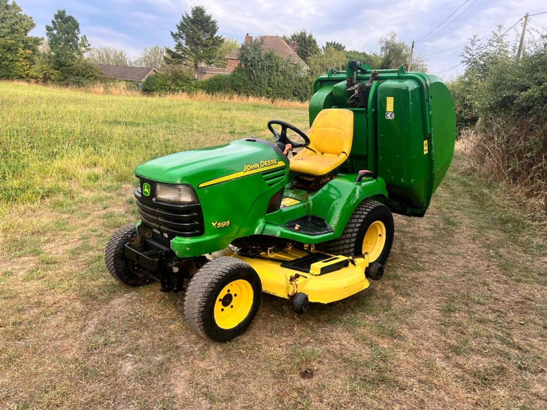 John Deere X595 24HP 4WD Compact Tractor/Ride On Mower With Rear Clamshell Collector *NO VAT* - Image 3 of 15
