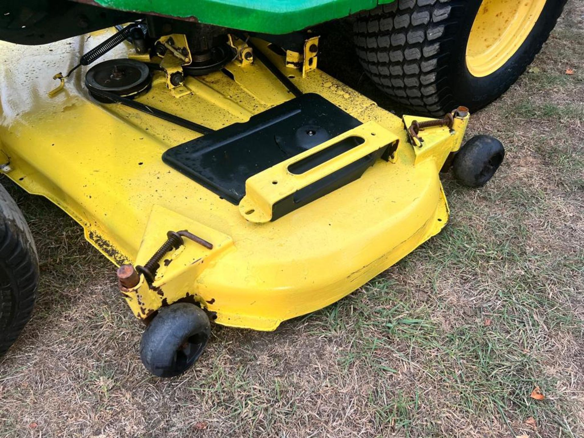 John Deere X595 24HP 4WD Compact Tractor/Ride On Mower With Rear Clamshell Collector *NO VAT* - Image 9 of 15