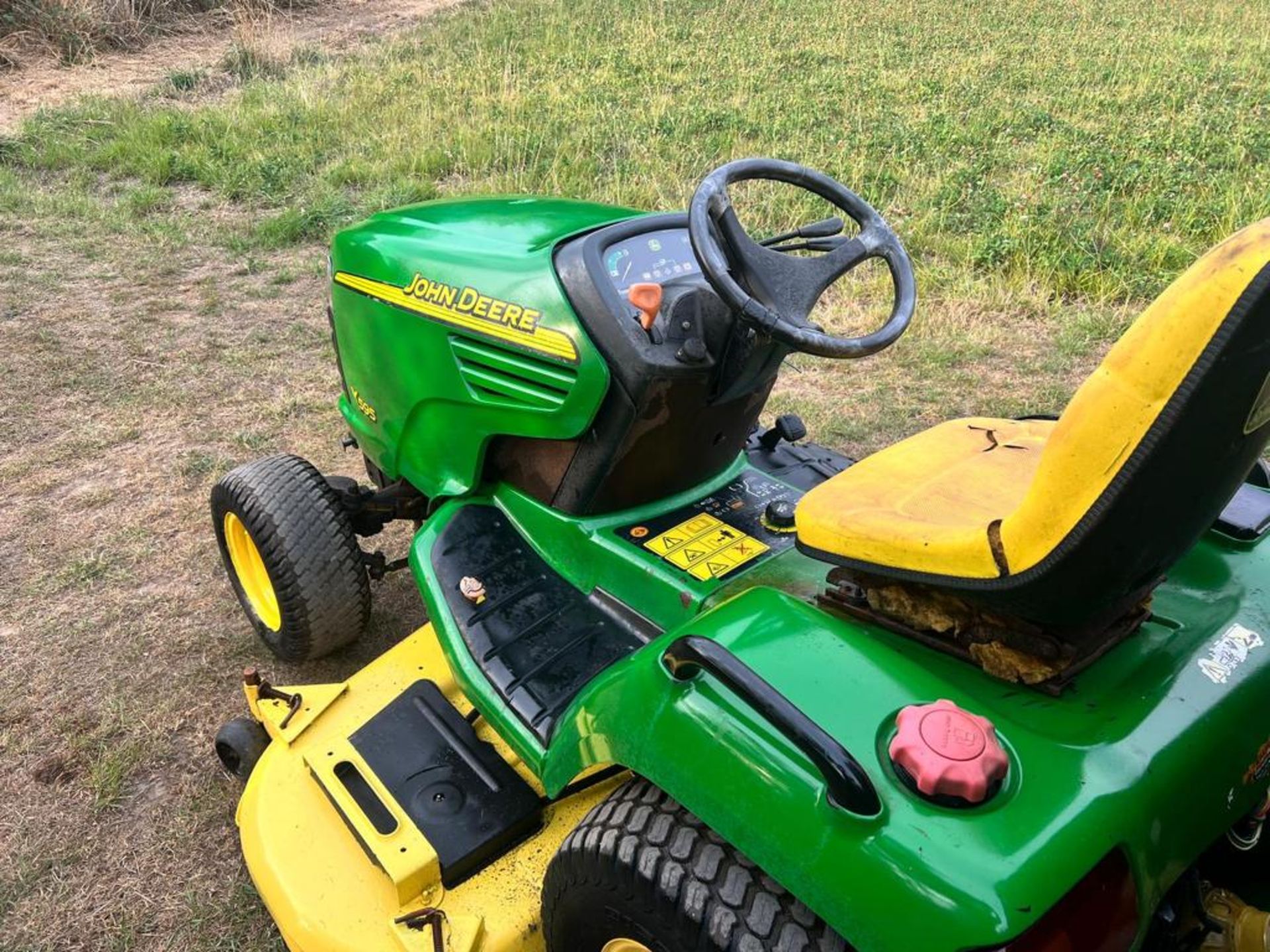 John Deere X595 24HP 4WD Compact Tractor/Ride On Mower With Rear Clamshell Collector *NO VAT* - Image 8 of 15