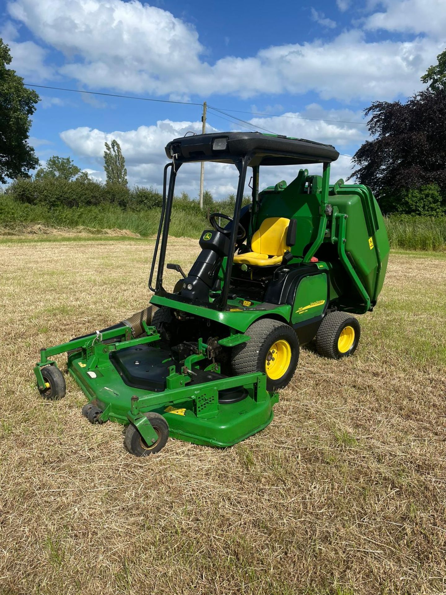 JOHN DEERE 1565 SERIES 2 RIDE ON LAWN MOWER WITH CLAMSHELL COLLECTOR *NO VAT*
