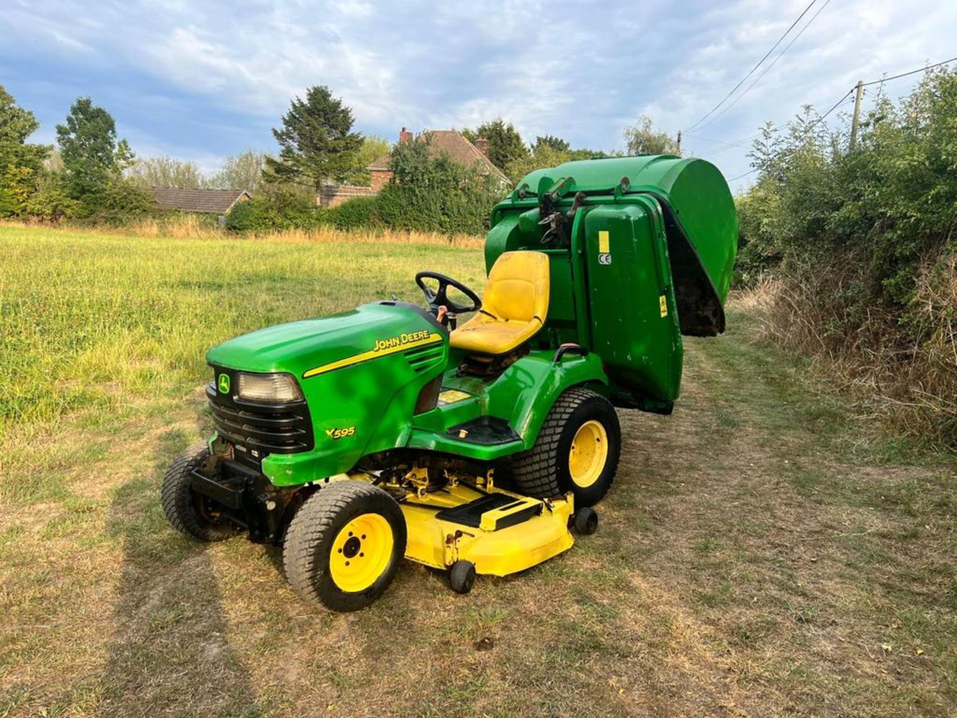 John Deere X595 24HP 4WD Compact Tractor/Ride On Mower With Rear Clamshell Collector *NO VAT* - Image 2 of 15