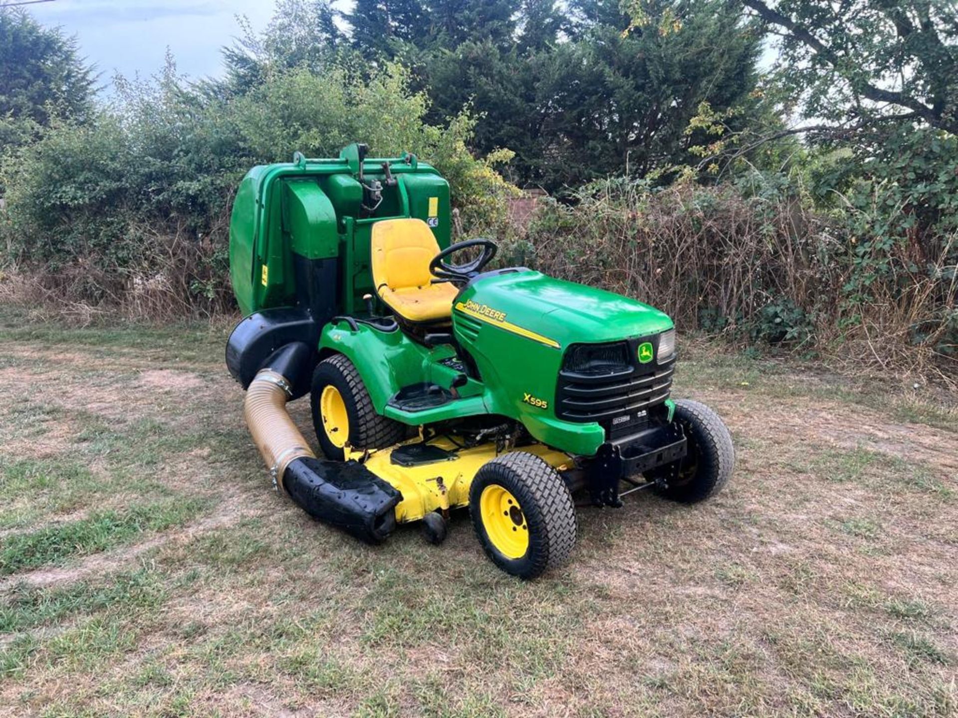 John Deere X595 24HP 4WD Compact Tractor/Ride On Mower With Rear Clamshell Collector *NO VAT*