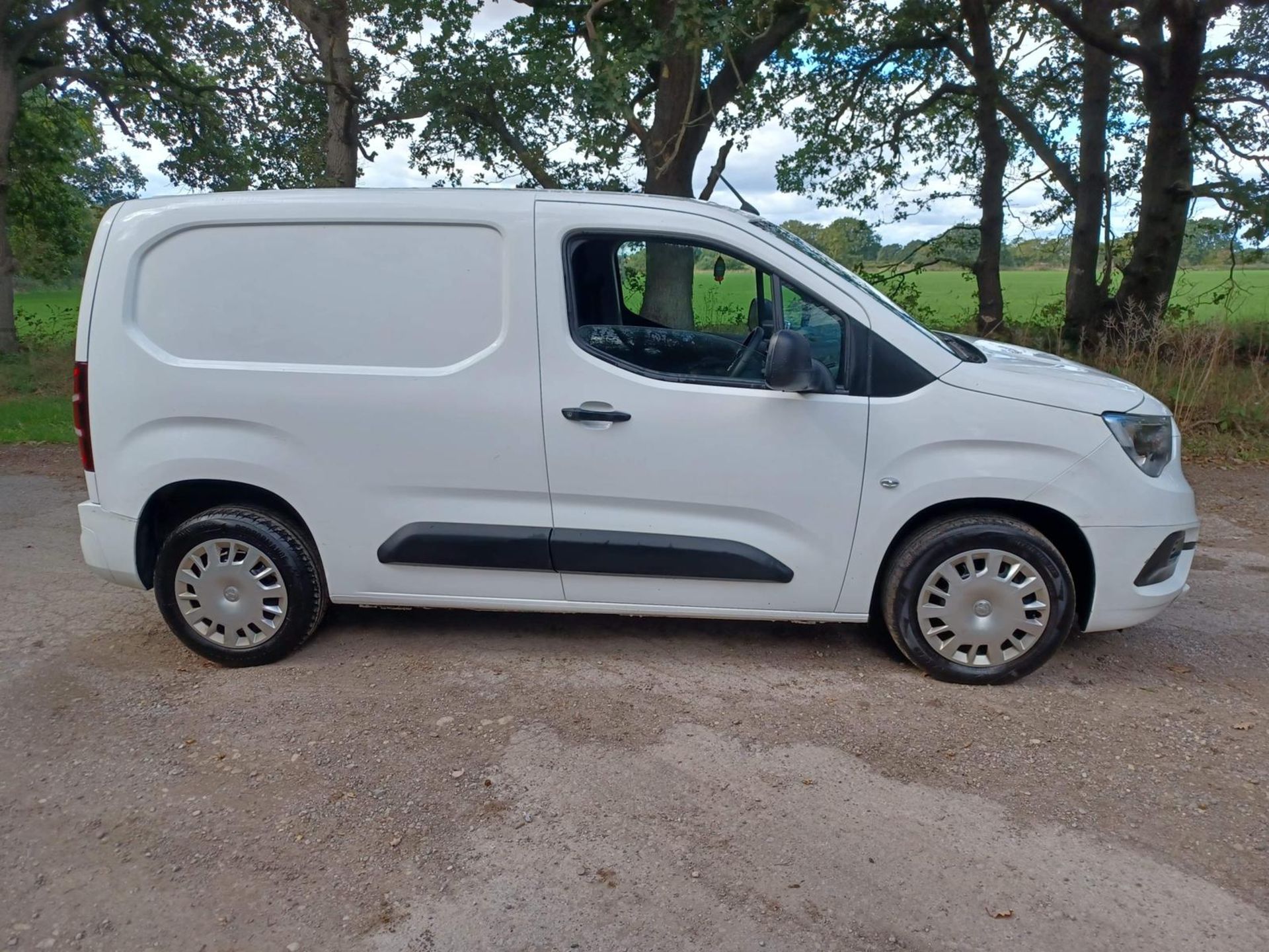 2019/19 VAUXHALL COMBO 2000 SPORTIVE S/S WHITE PANEL VAN - 3 SEATS - EURO 6 - SAT NAV *PLUS VAT* - Image 5 of 8