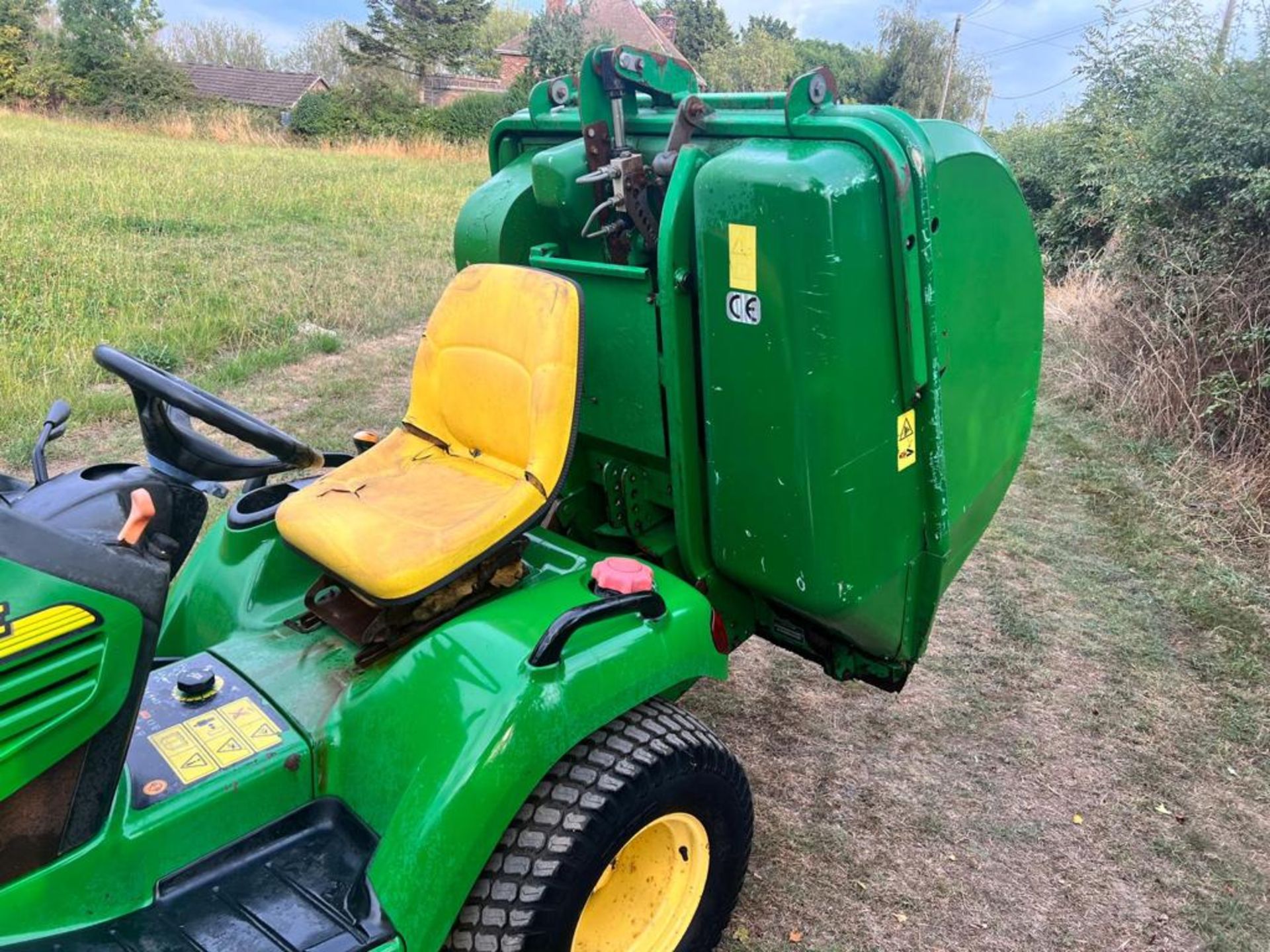 John Deere X595 24HP 4WD Compact Tractor/Ride On Mower With Rear Clamshell Collector *NO VAT* - Image 11 of 15