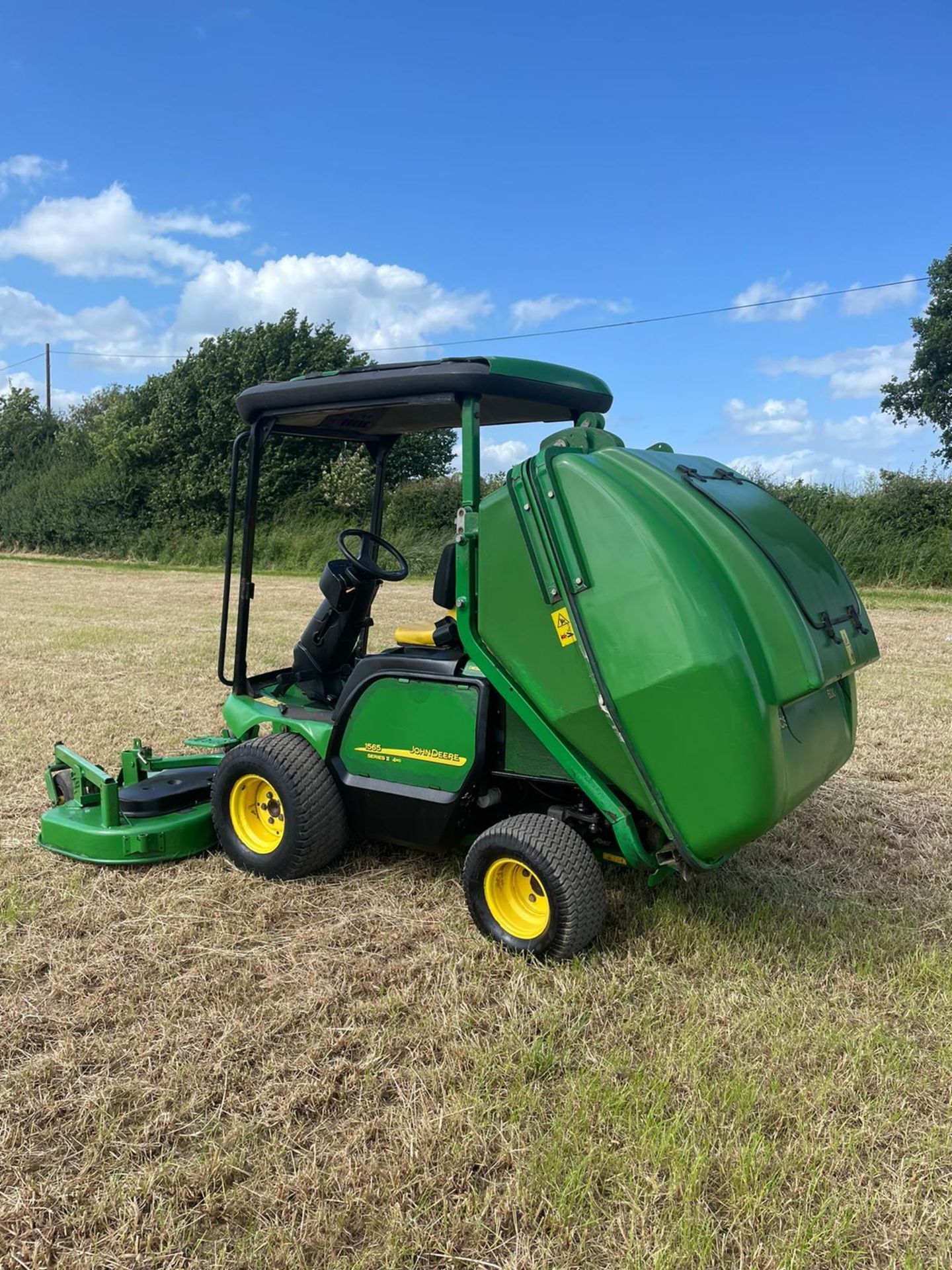 JOHN DEERE 1565 SERIES 2 RIDE ON LAWN MOWER WITH CLAMSHELL COLLECTOR *NO VAT* - Image 5 of 12