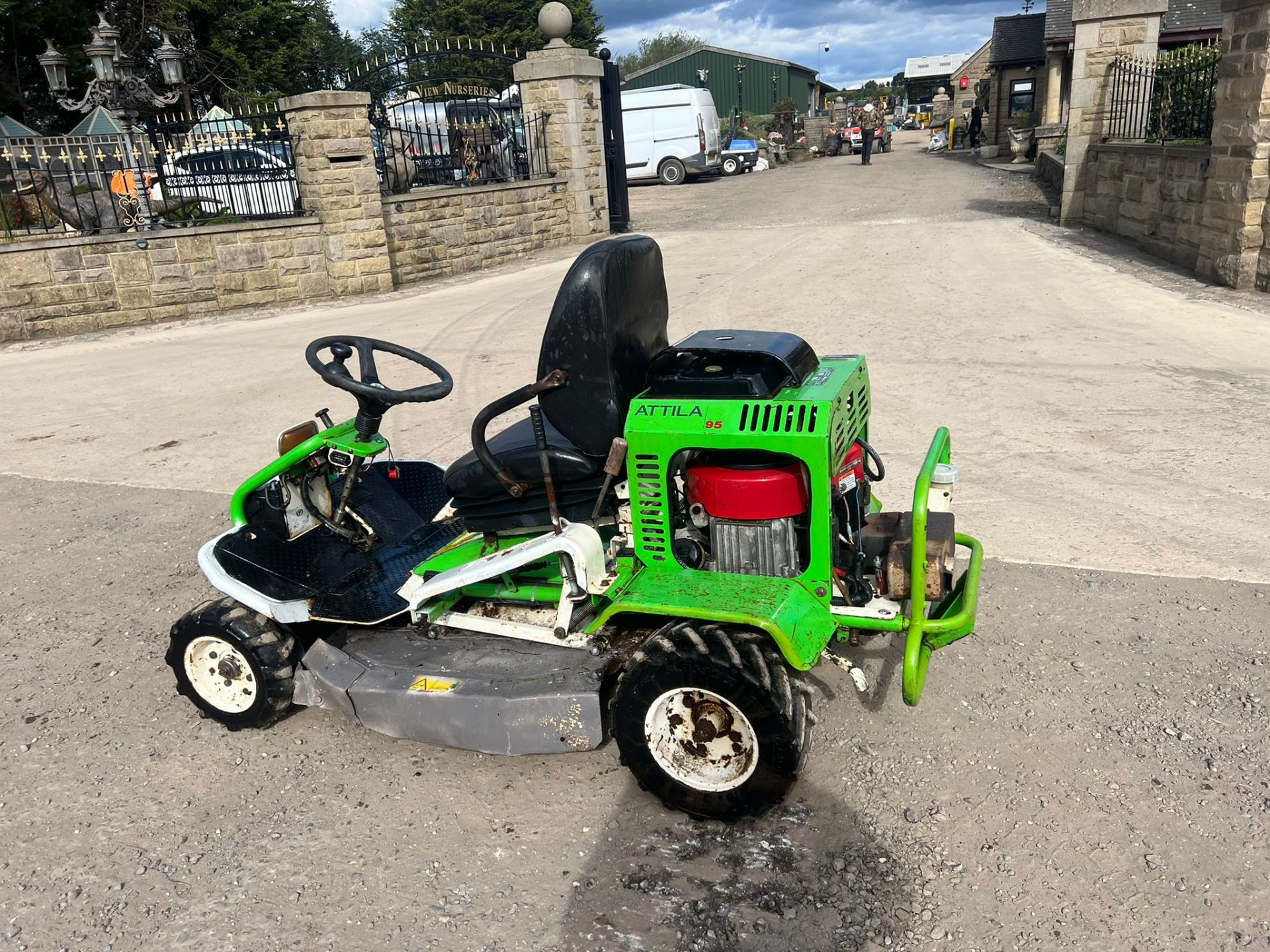 ETESIA ETTILA 88 BANK MOWER RIDE ON LAWN MOWER, BRIGGS AND STRATTON V TWIN ENGINE *PLUS VAT* - Image 6 of 7