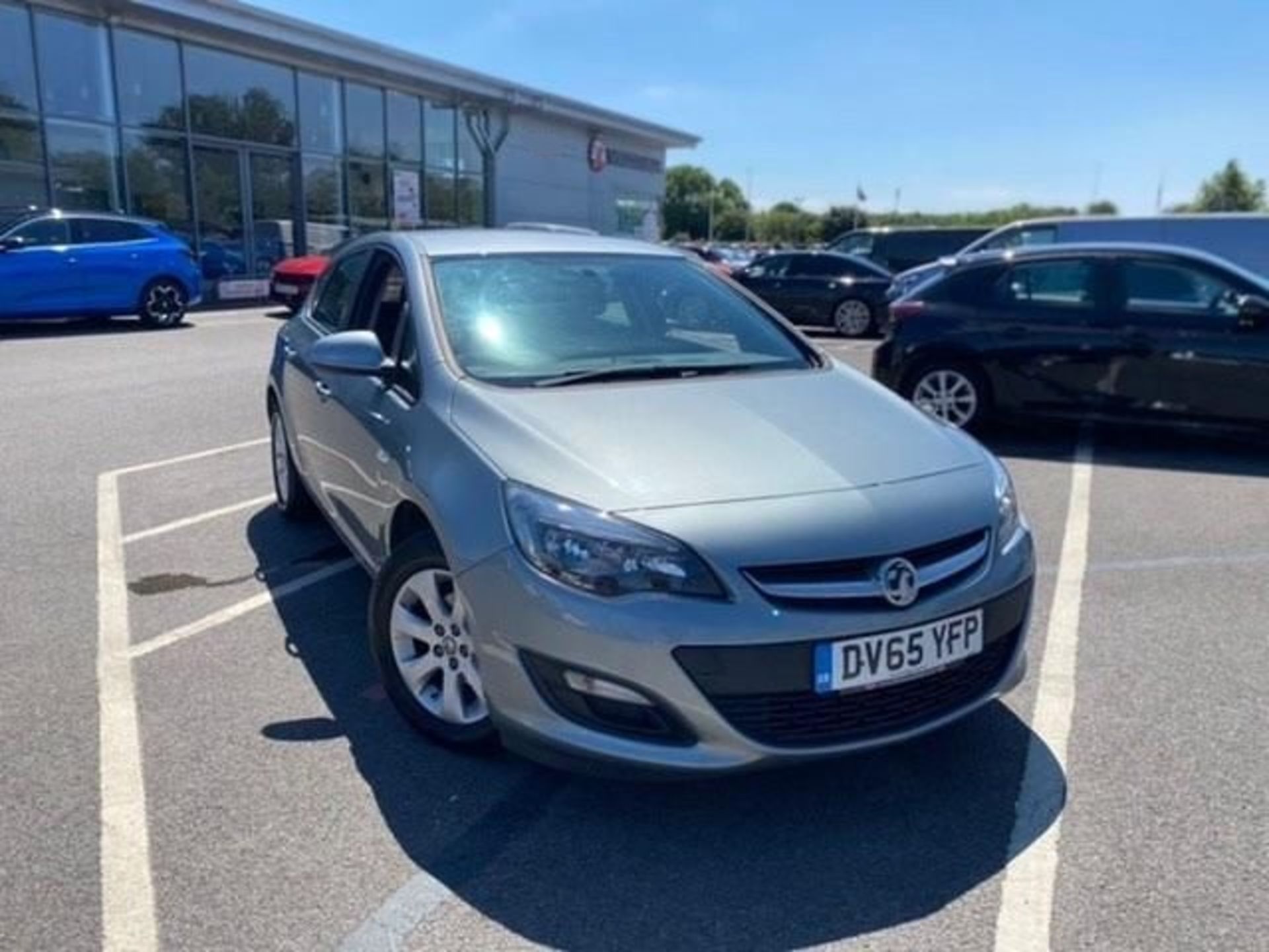 2015 Vauxhall Astra 1.4i 16V Design 5dr Hatchback *NO VAT* - Image 2 of 15