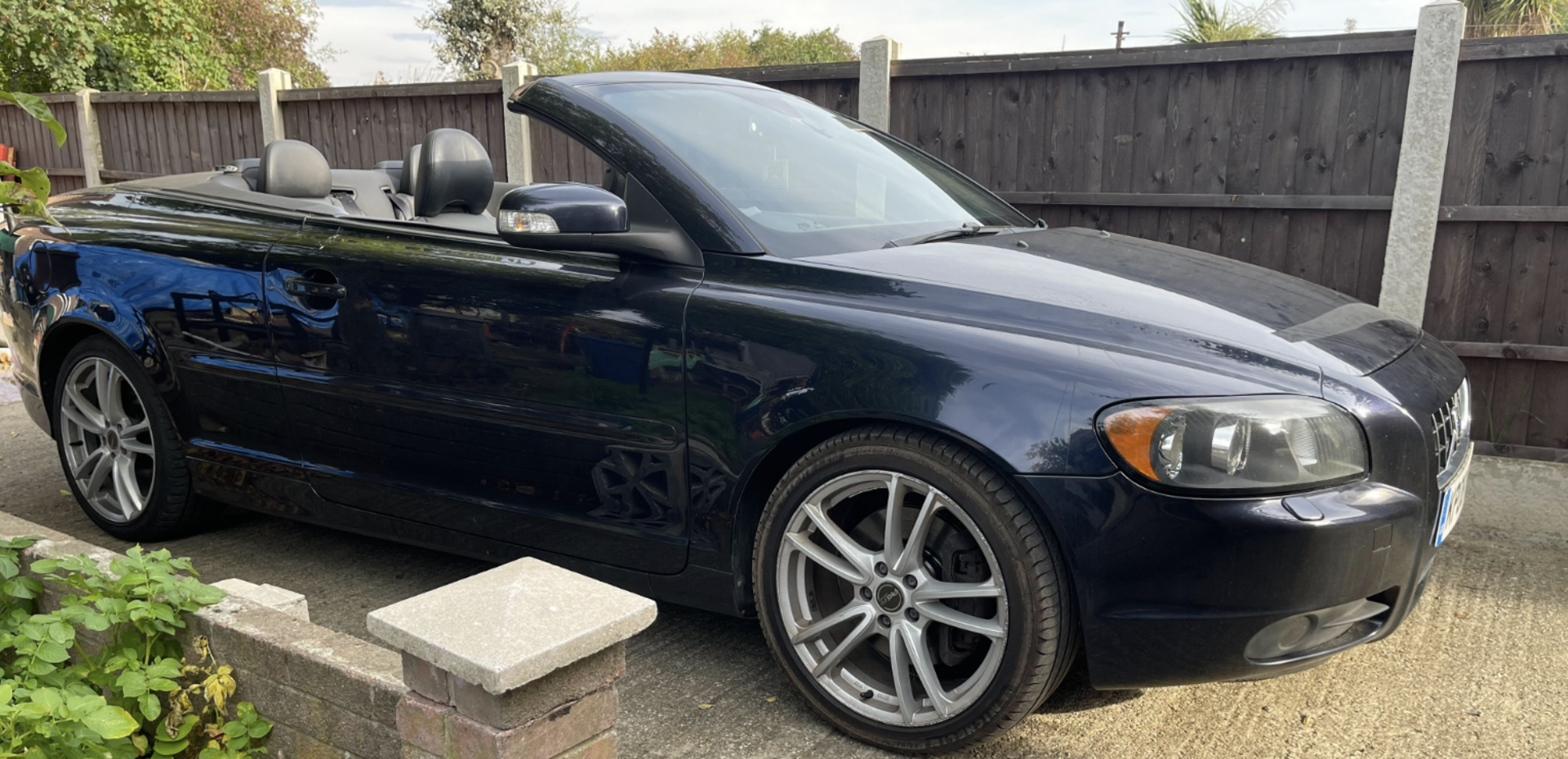 2008 Volvo C70 SE LUX CONVERTIBLE  REG KP08HGU 175k miles  Mot 28/05/2023 Starts , drives  Full - Image 3 of 6