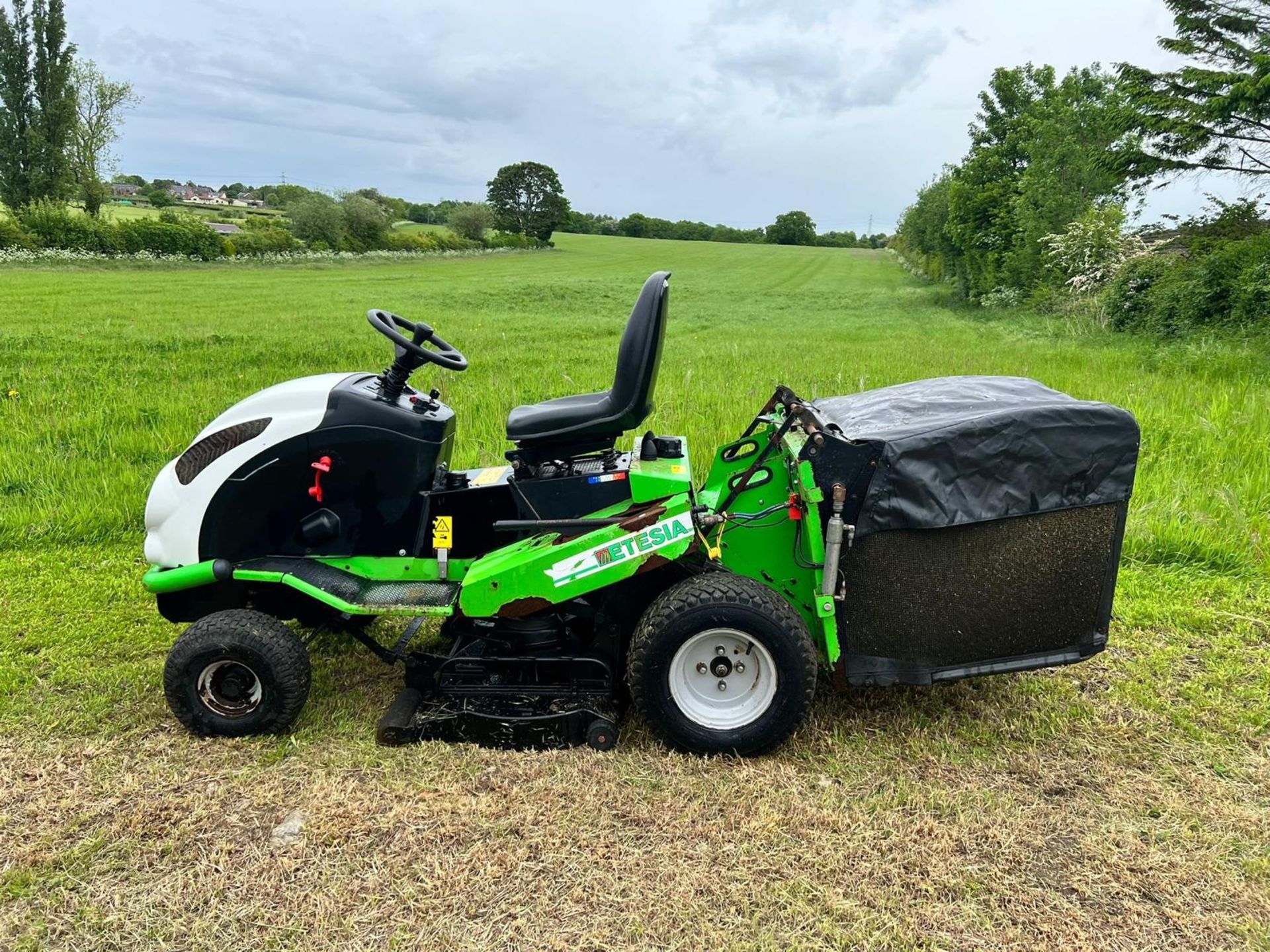 Etesia MVEHH Hydro 100 Ride On Mower, Runs Drives And Cuts *Plus Vat* - Image 3 of 15