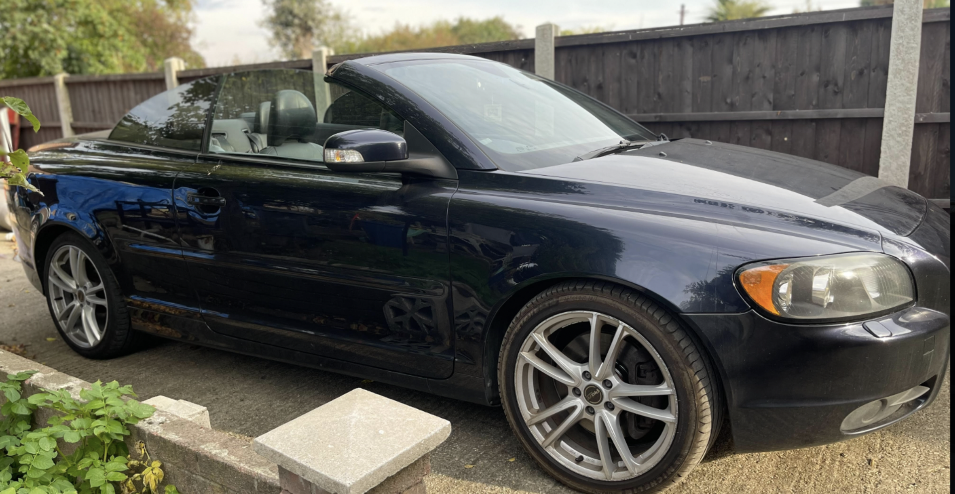 2008 Volvo C70 SE LUX CONVERTIBLE  REG KP08HGU 175k miles  Mot 28/05/2023 Starts , drives  Full - Image 2 of 6