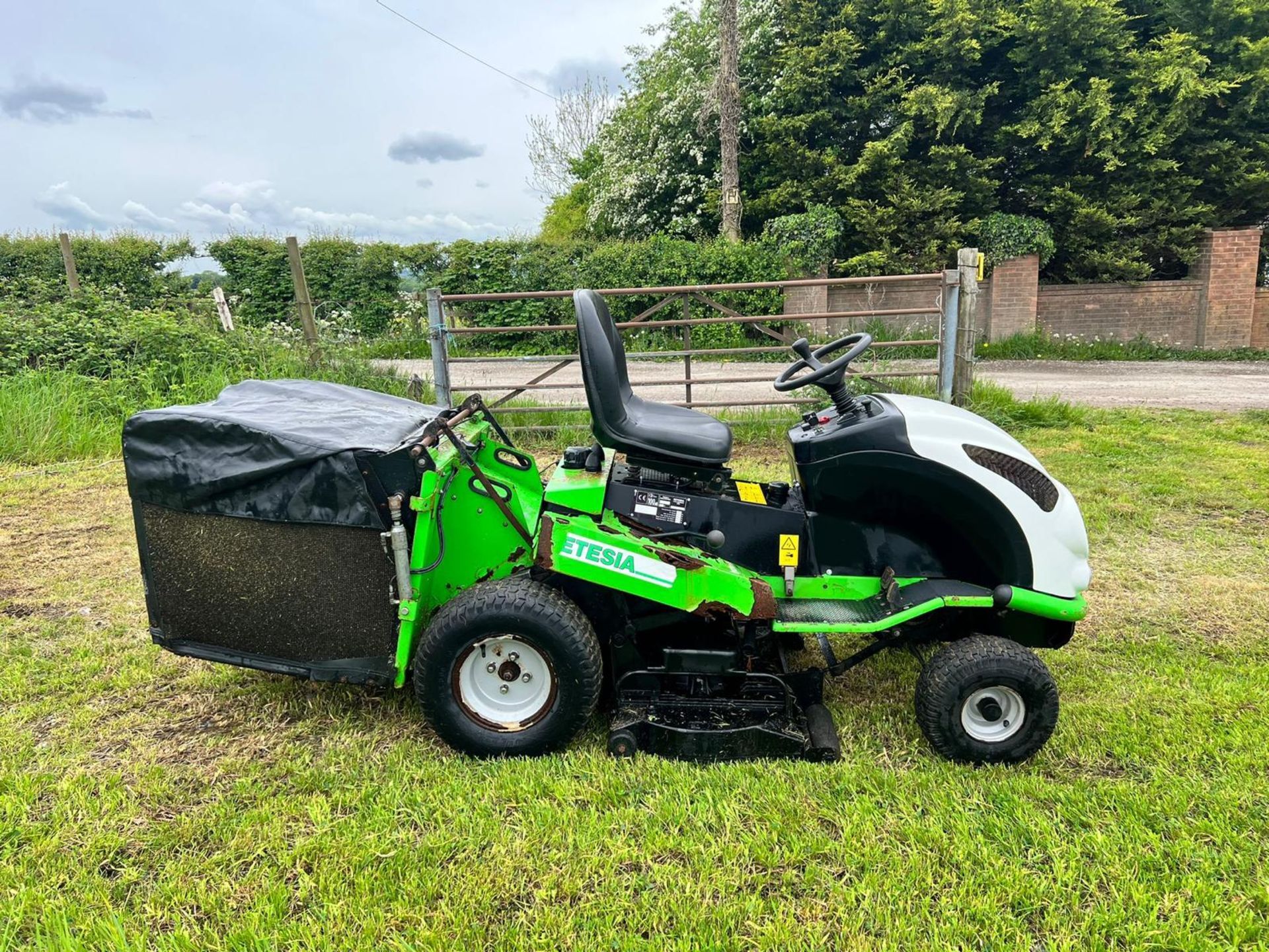 Etesia MVEHH Hydro 100 Ride On Mower, Runs Drives And Cuts *Plus Vat* - Image 7 of 15