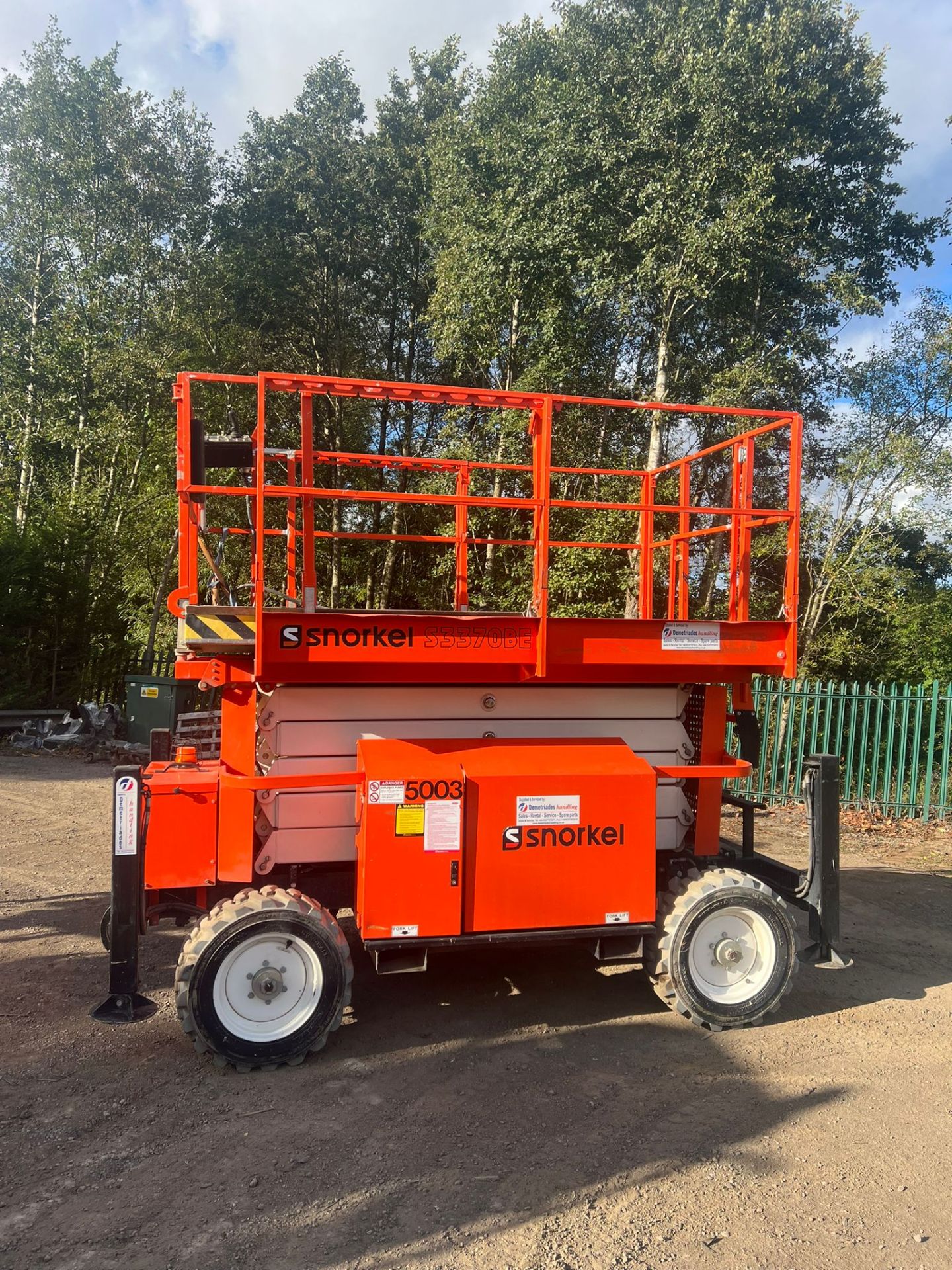 2015 SNORKEL S3370BE SISSOR LIFT, BATTERY AND DIESEL OPERATED *PLUS VAT* - Image 2 of 9