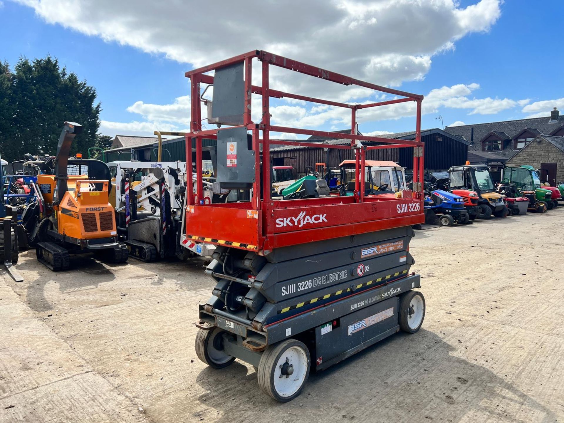 2014 SKYJACK SJ3226 ELECTRIC SCISSOR LIFT, DRIVES AND LIFTS, SHOWING A LOW 171 HOURS *PLUS VAT* - Image 4 of 13