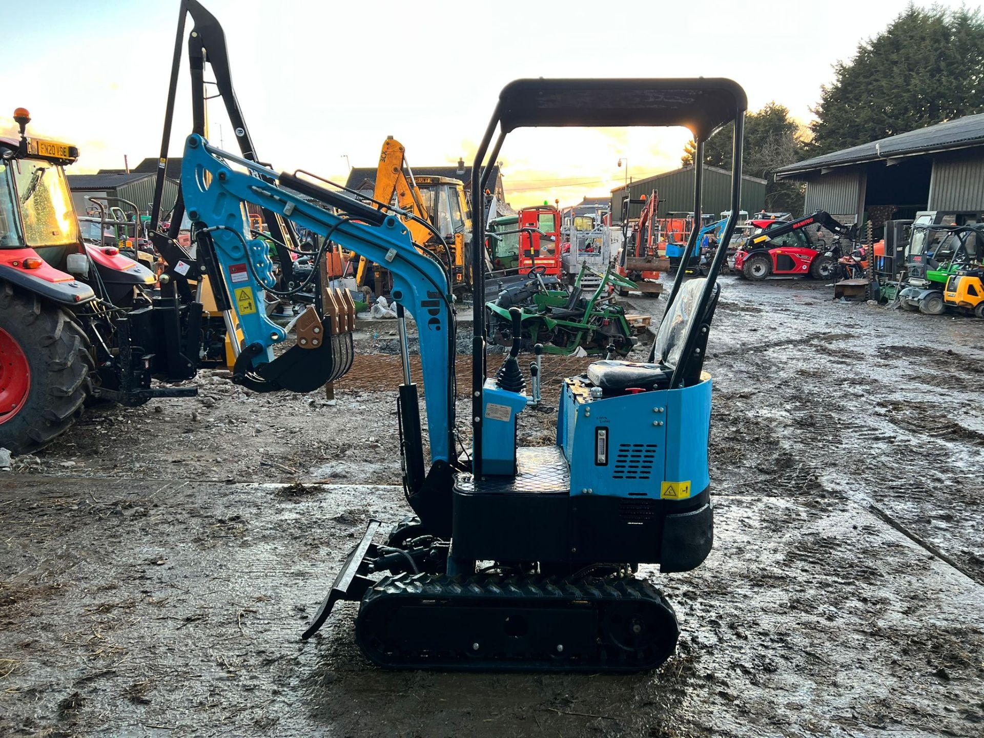 NEW AND UNUSED JPC HT12 1 TON MINI DIGGER, RUNS DRIVES AND DIGS, PIPED FOR FRONT ATTACHMENTS - Image 3 of 11